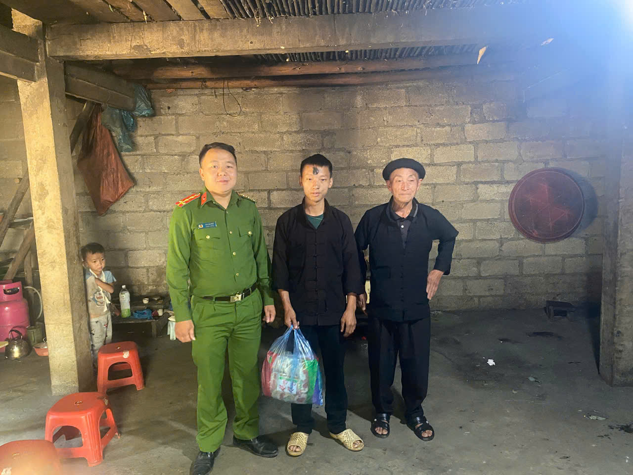 CÔNG AN XÃ SỦNG MÁNG ĐẨY MẠNH TUYÊN TRUYỀN, NÂNG CAO NHẬN THỨC PHÁP LUẬT VỀ TÍN NGƯỠNG, TÔN GIÁO