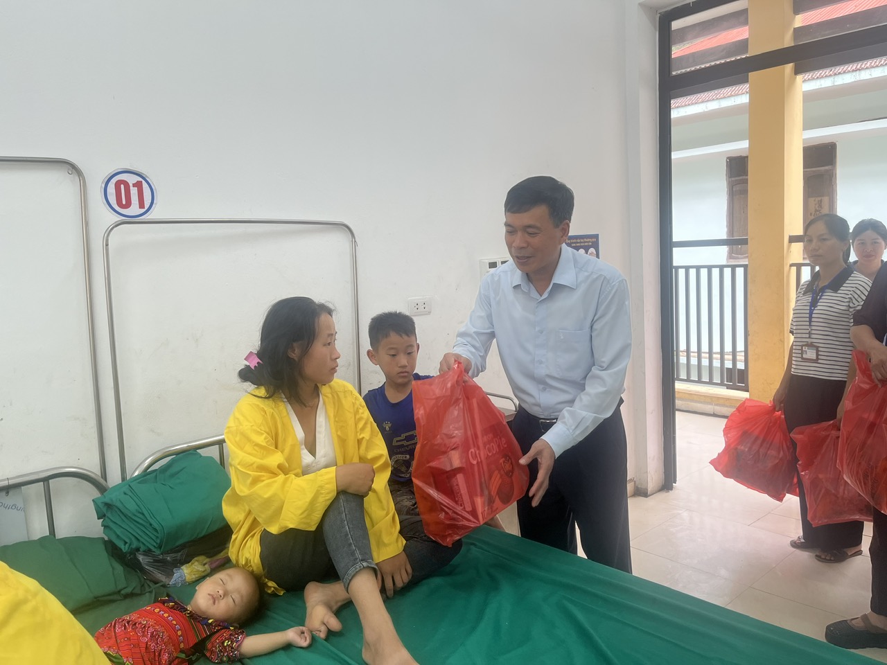 Lãnh đạo xã Mèo Vạc thăm, tặng quà bệnh nhi tại Bệnh viện Đa khoa khu vực Mèo Vạc nhân dịp Quốc tế Thiếu nhi 01/6