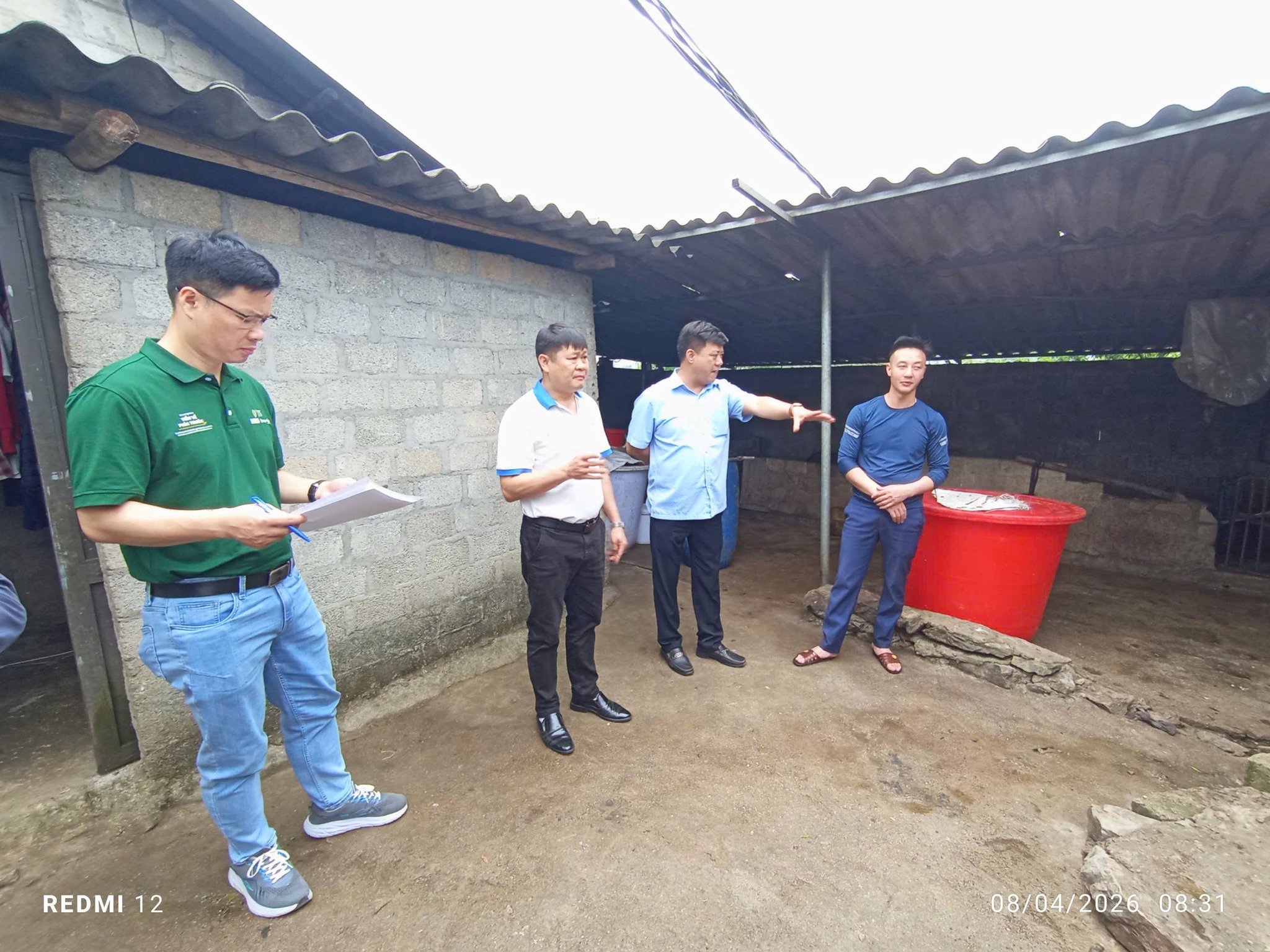 Đồng chí Bí thư Đảng ủy khảo sát mô hình khởi nghiệp nuôi lợn đen Lũng Pù thôn Lũng Lừ A