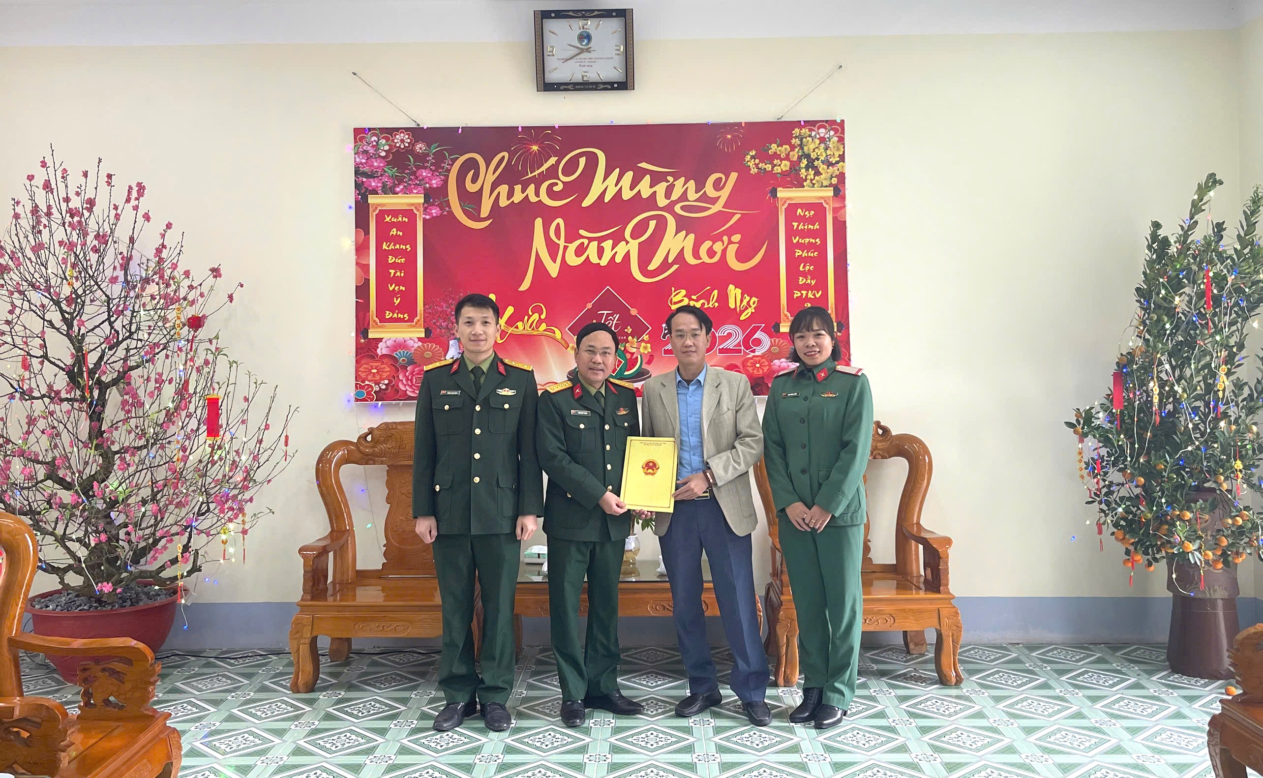 Lãnh đạo xã Vị Xuyên chúc Tết các đơn vị trực Tết