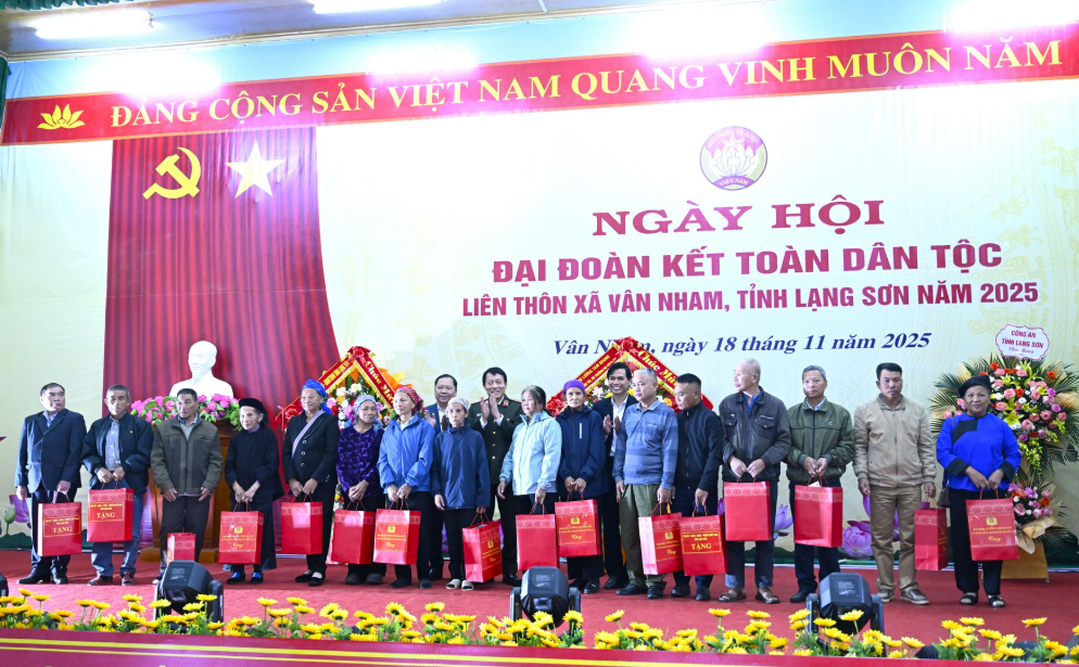 ĐẠI TƯỚNG LƯƠNG TAM QUANG DỰ NGÀY HỘI ĐẠI ĐOÀN KẾT TOÀN DÂN TỘC TẠI XÃ VÂN NHAM, TỈNH LẠNG SƠN