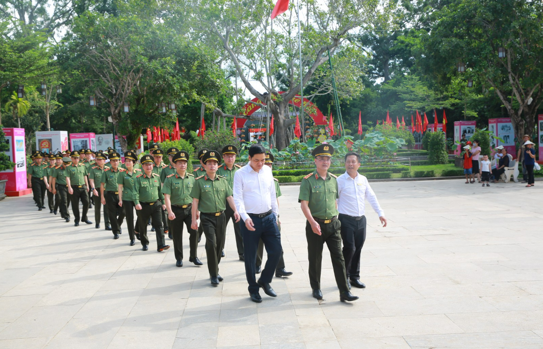 THỨ TRƯỞNG PHẠM THẾ TÙNG DÂNG HOA, DÂNG HƯƠNG TẠI KHU DI TÍCH QUỐC GIA ĐẶC BIỆT KIM LIÊN VÀ KHU DI TÍCH LỊCH SỬ TRUÔNG BỒN