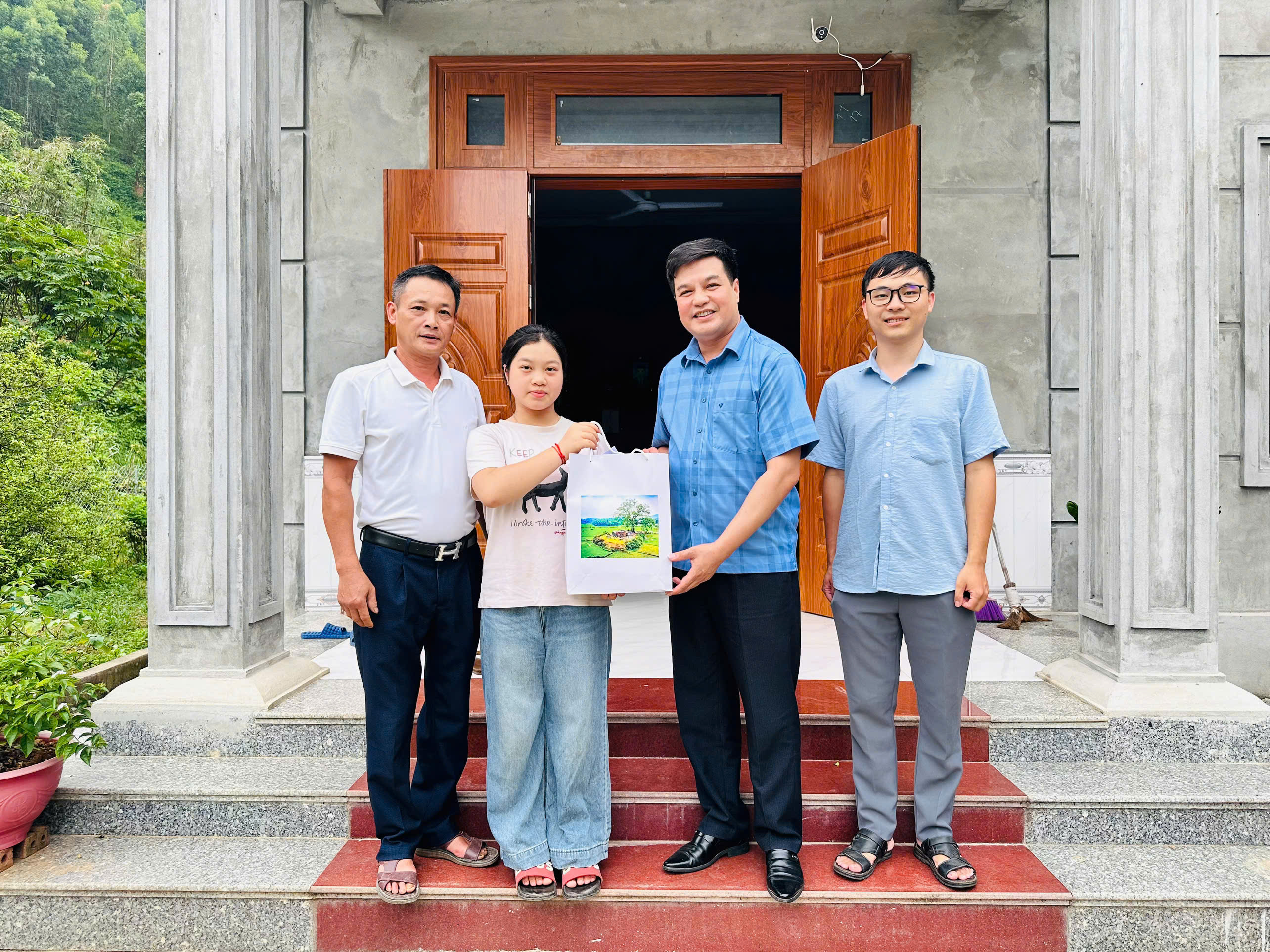 Các đồng chí lãnh đạo xã thăm, tặng quà cho trẻ em có hoàn cảnh khó khăn nhân dịp Tết Thiếu nhi 1-6