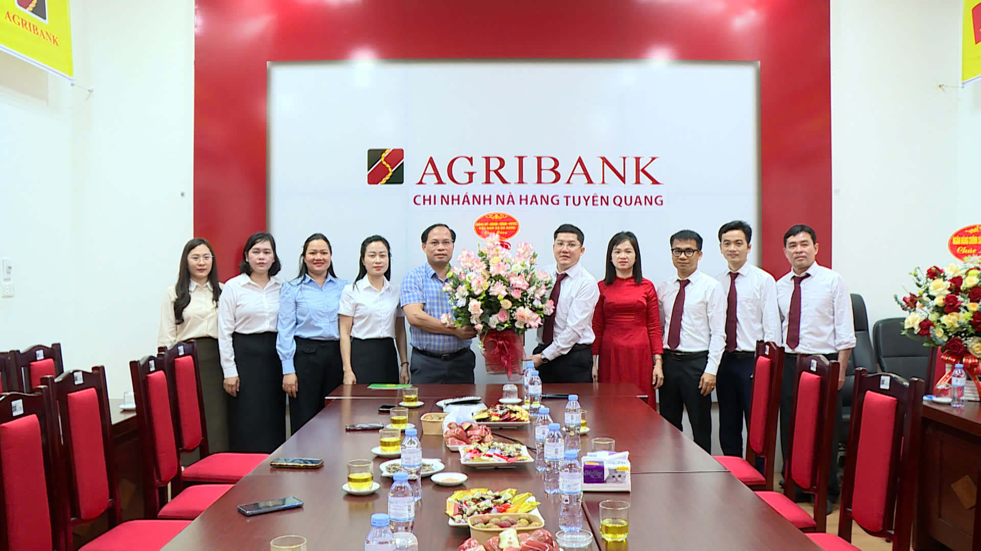 Lãnh đạo xã Nà Hang chúc mừng Ngân hàng Agribank Chi nhánh Nà Hang nhân dịp kỷ niệm 38 năm Ngày thành lập