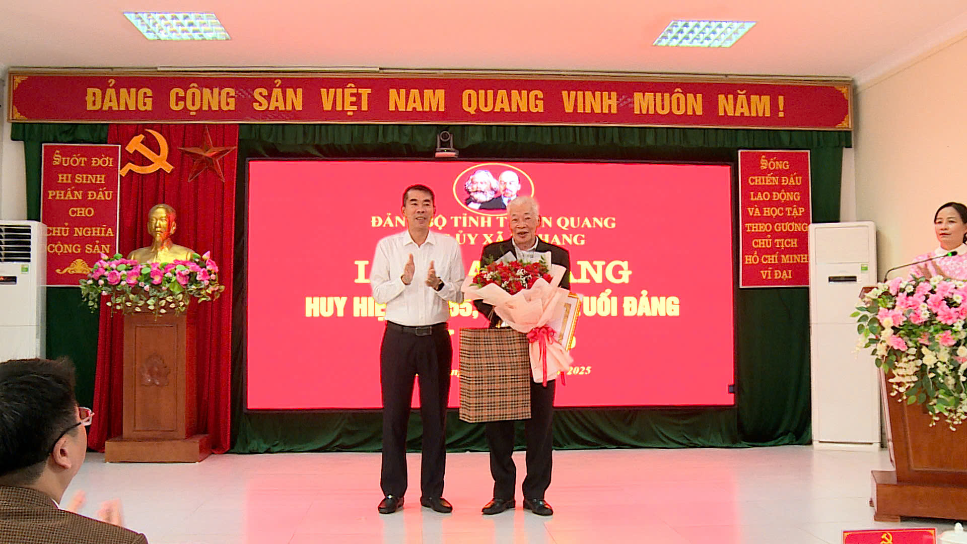 Đảng ủy xã Nà Hang trao Huy hiệu Đảng đợt 07/11/2025