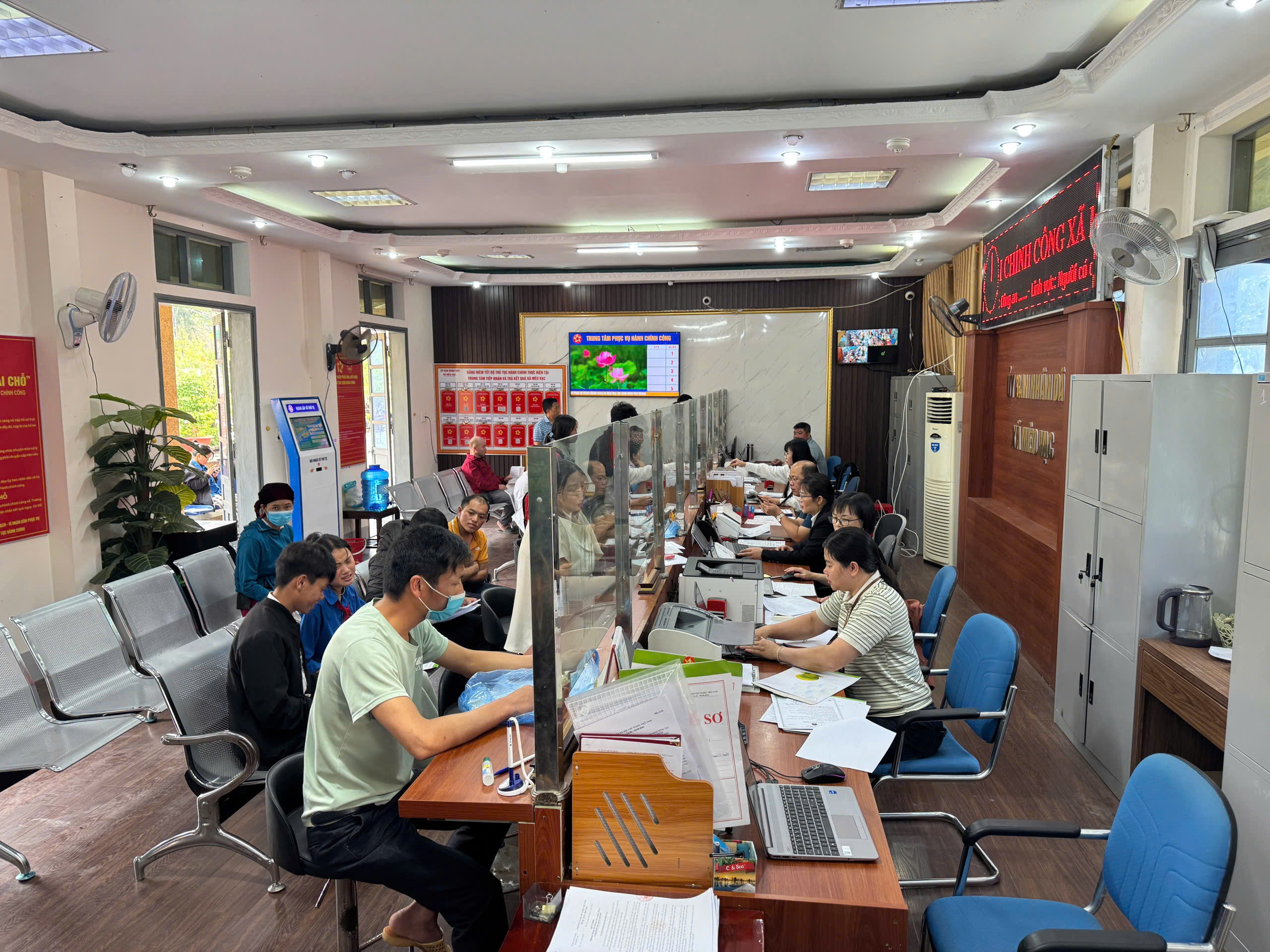 Xã Mèo Vạc đẩy mạnh chuyển đổi số, nâng cao hiệu quả phục vụ người dân và doanh nghiệp