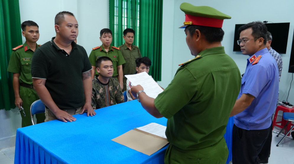 KHỞI TỐ 08 ĐỐI TƯỢNG DÙNG XE ÔTÔ RƯỢT ĐUỔI, HÀNH HUNG NGƯỜI KHÁC