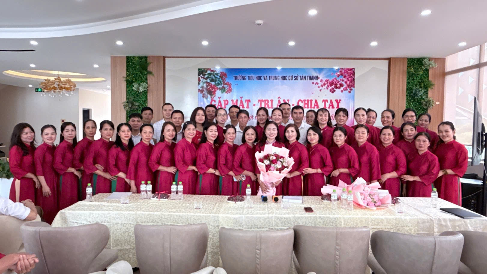 Trường Tiểu học và Trung học cơ sở Tân Thành tổ chức Gặp mặt, tri ân và chia tay sau 30 năm thành lập