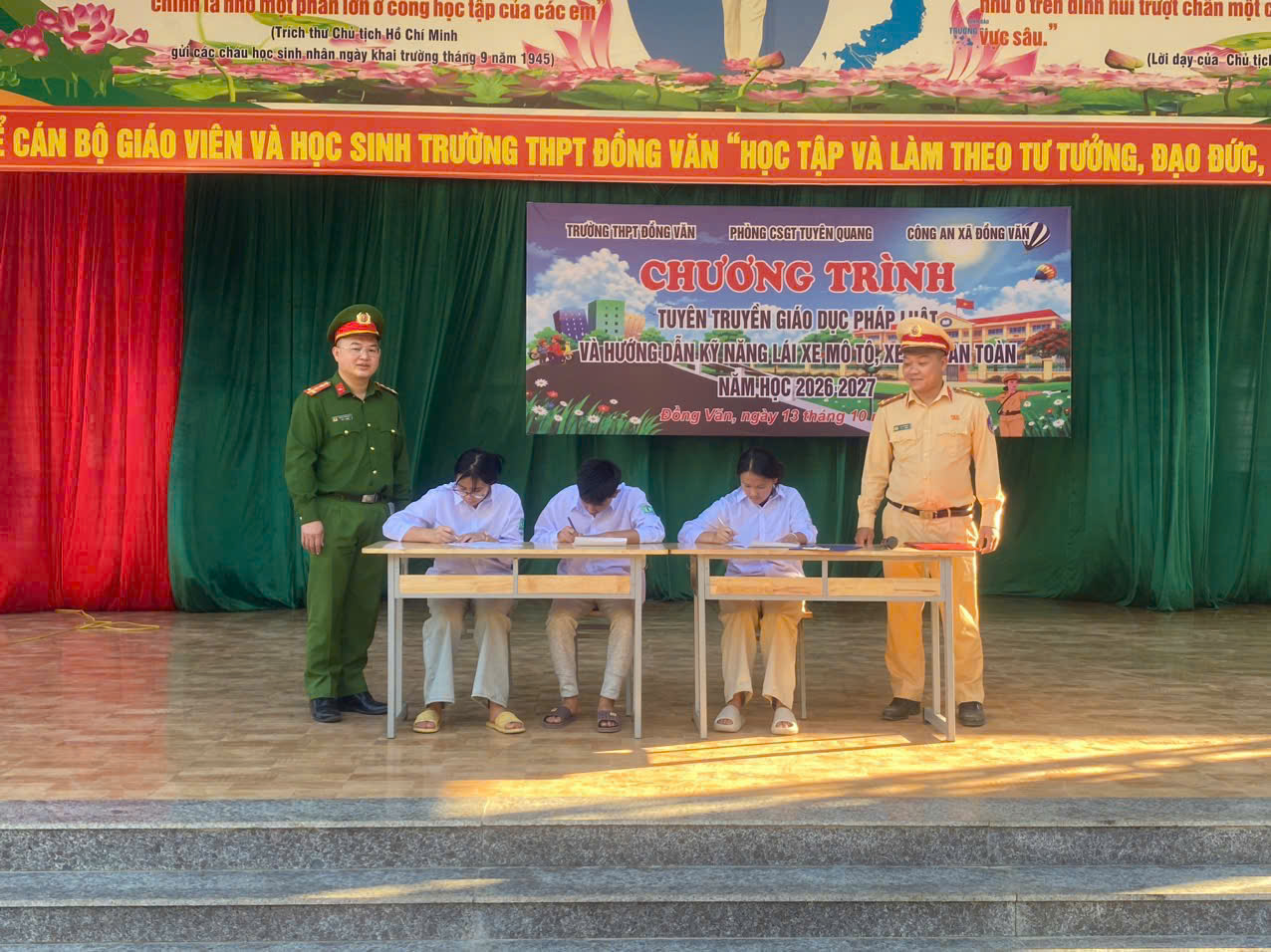CÔNG AN XÃ ĐỒNG VĂN TĂNG CƯỜNG TUYÊN TRUYỀN, HƯỚNG DẪN KỸ NĂNG THAM GIA GIAO THÔNG AN TOÀN CHO HỌC SINH