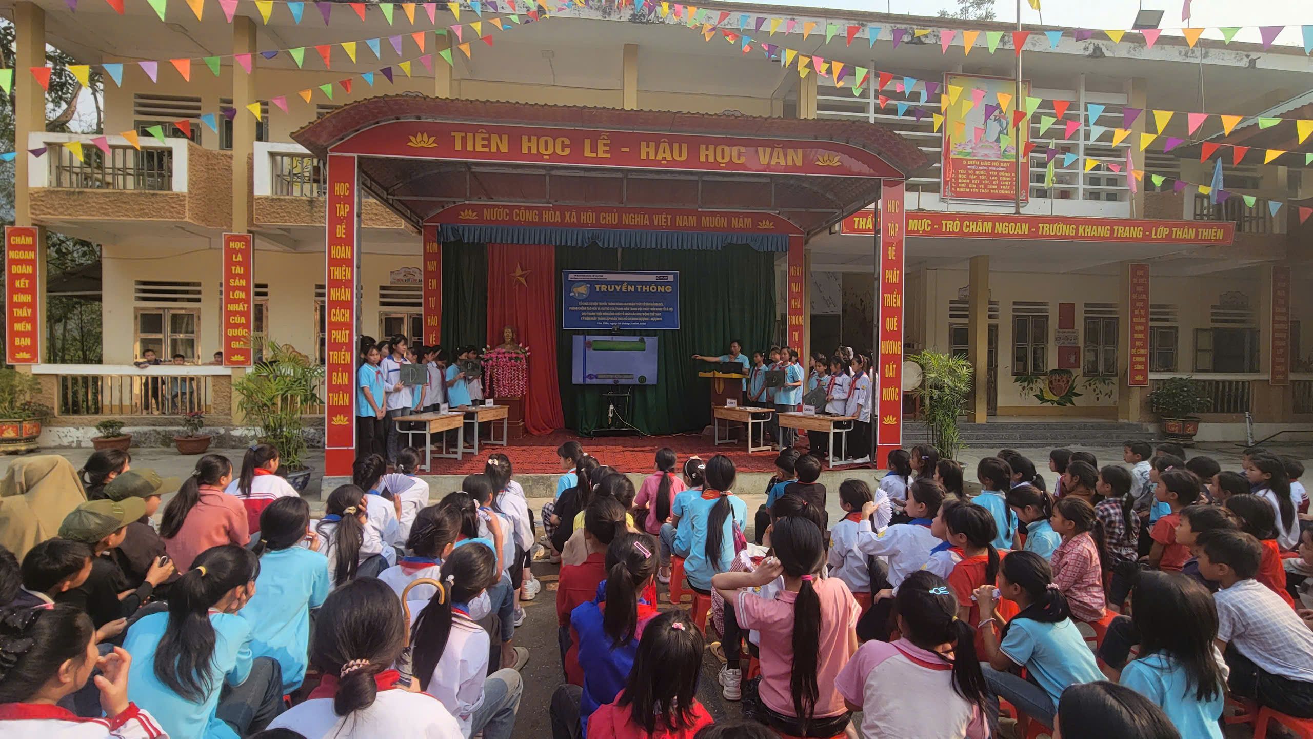 Trường PTDTBT TH&THCS Bản Nhùng tổ chức chương trình truyền thông và hoạt động thể thao chào mừng ngày 26/3