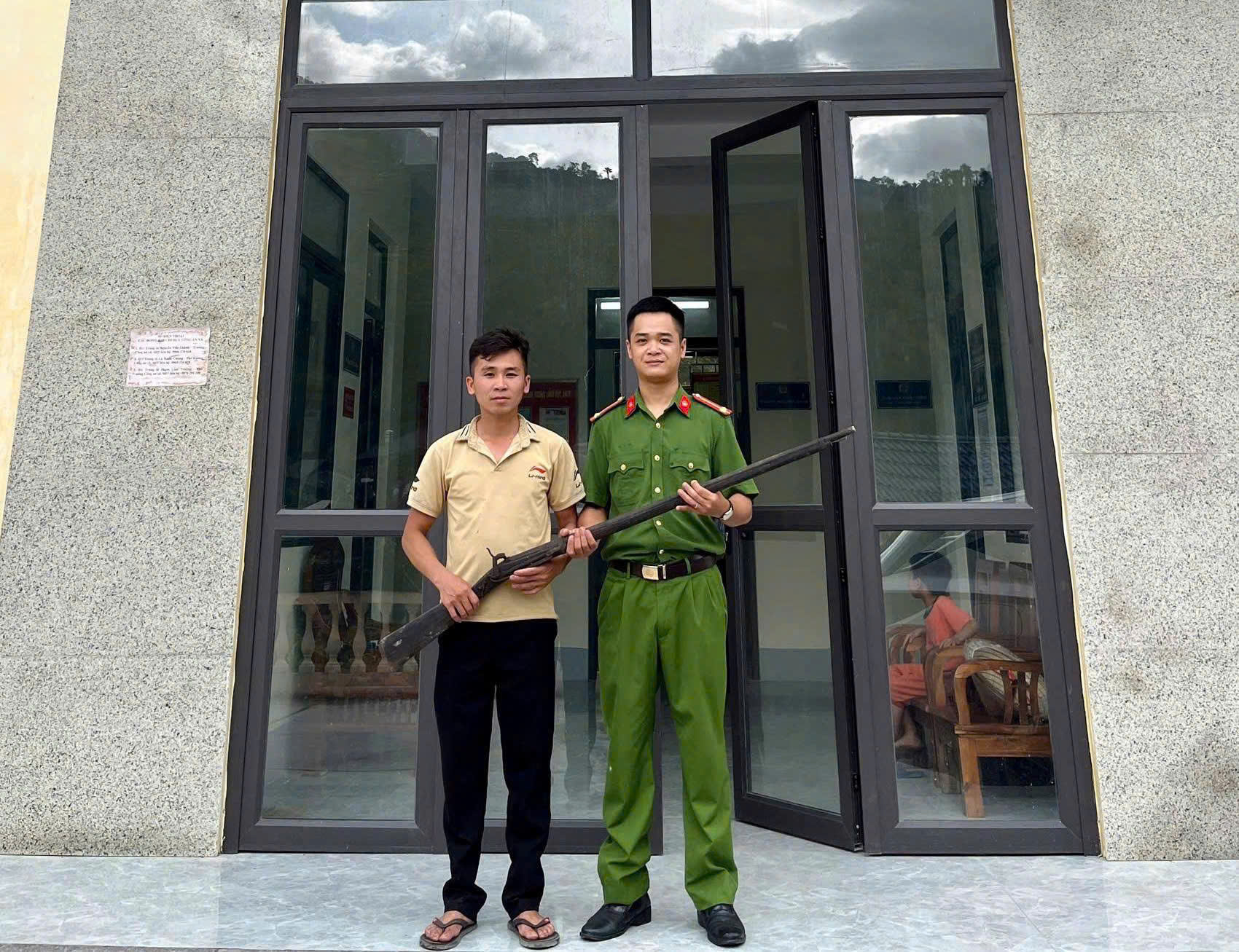Công an xã Cao Bồ đẩy mạnh tuyên truyền, vận động nhân dân giao nộp vũ khí, vật liệu nổ và công cụ hỗ trợ