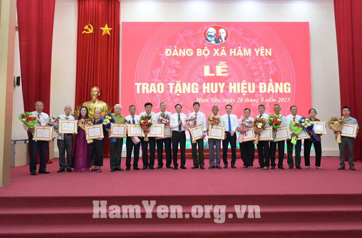 Xã Hàm Yên trang trọng tổ chức Lễ trao Huy hiệu Đảng đợt 02/9/2025