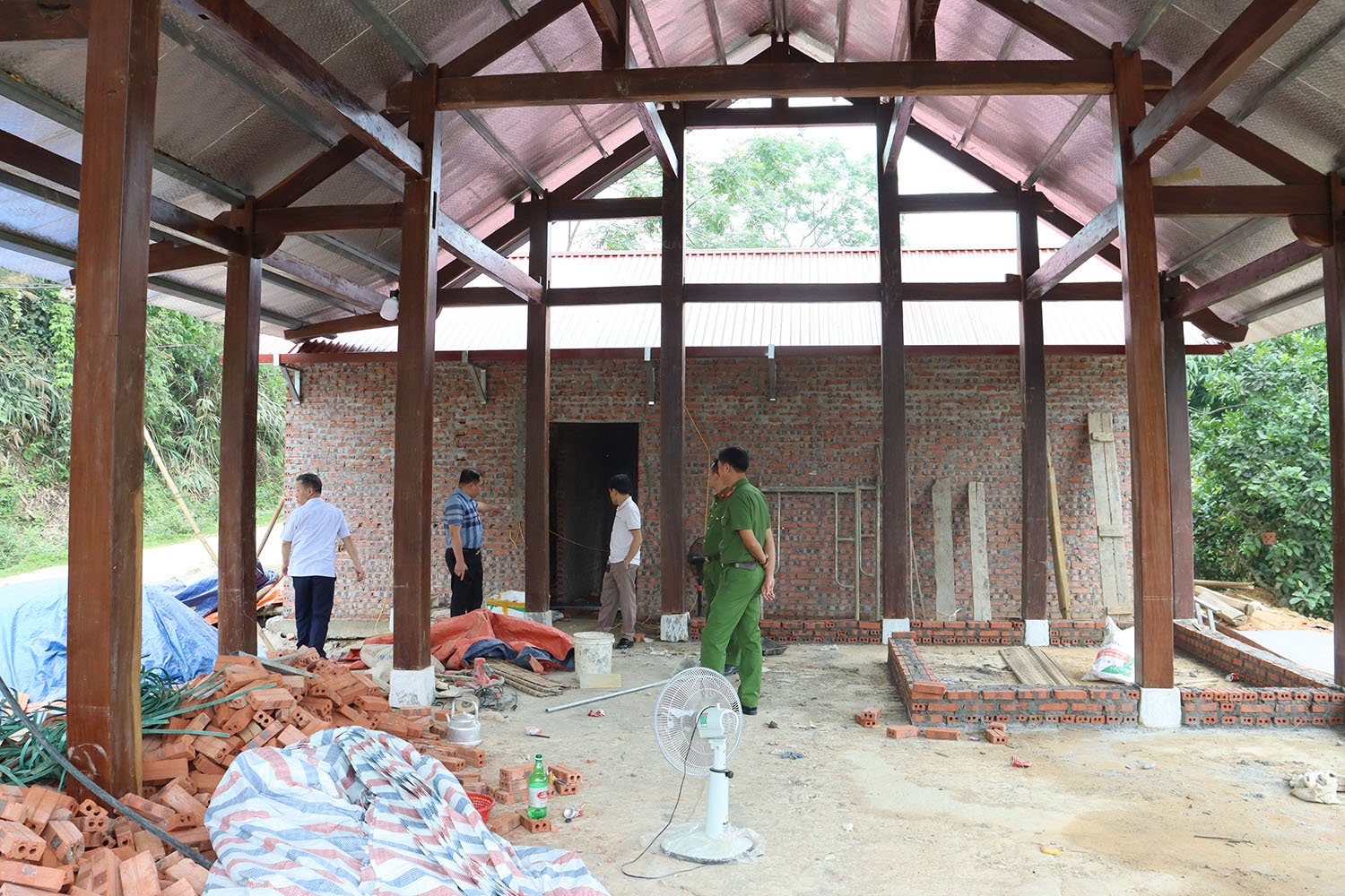 Xã Lực Hành kiểm tra, giải tỏa vi phạm hành lang an toàn giao thông