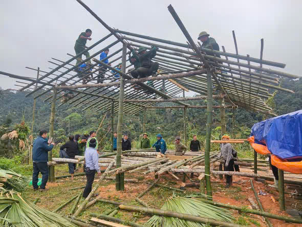 CÔNG AN XÃ VIỆT LÂM CHUNG TAY HỖ TRỢ GIA ĐÌNH BỊ HỎA HOẠN