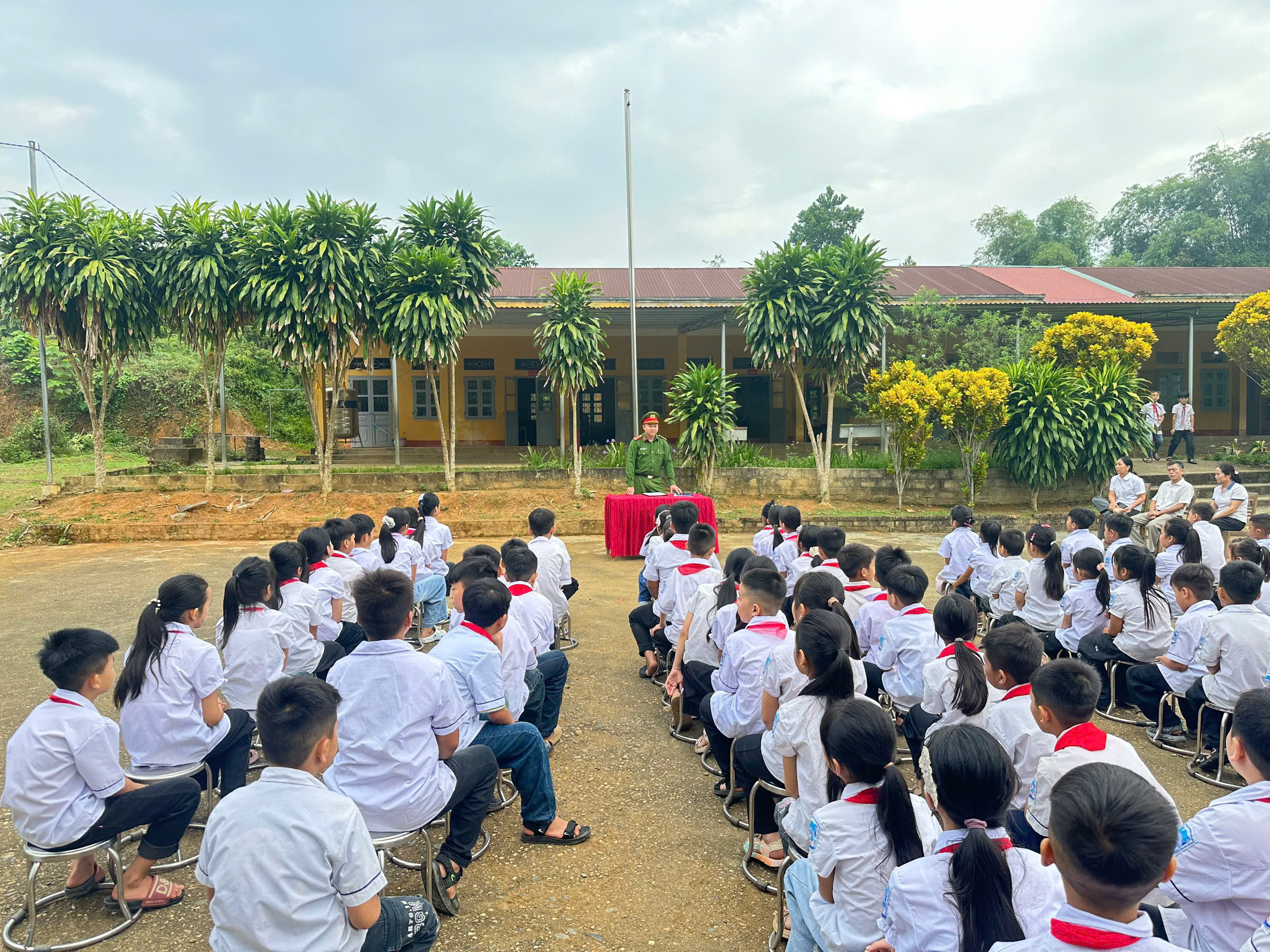 HÒA AN TRANG BỊ KIẾN THỨC PHÁP LUẬT, KỸ NĂNG AN TOÀN CHO HỌC SINH