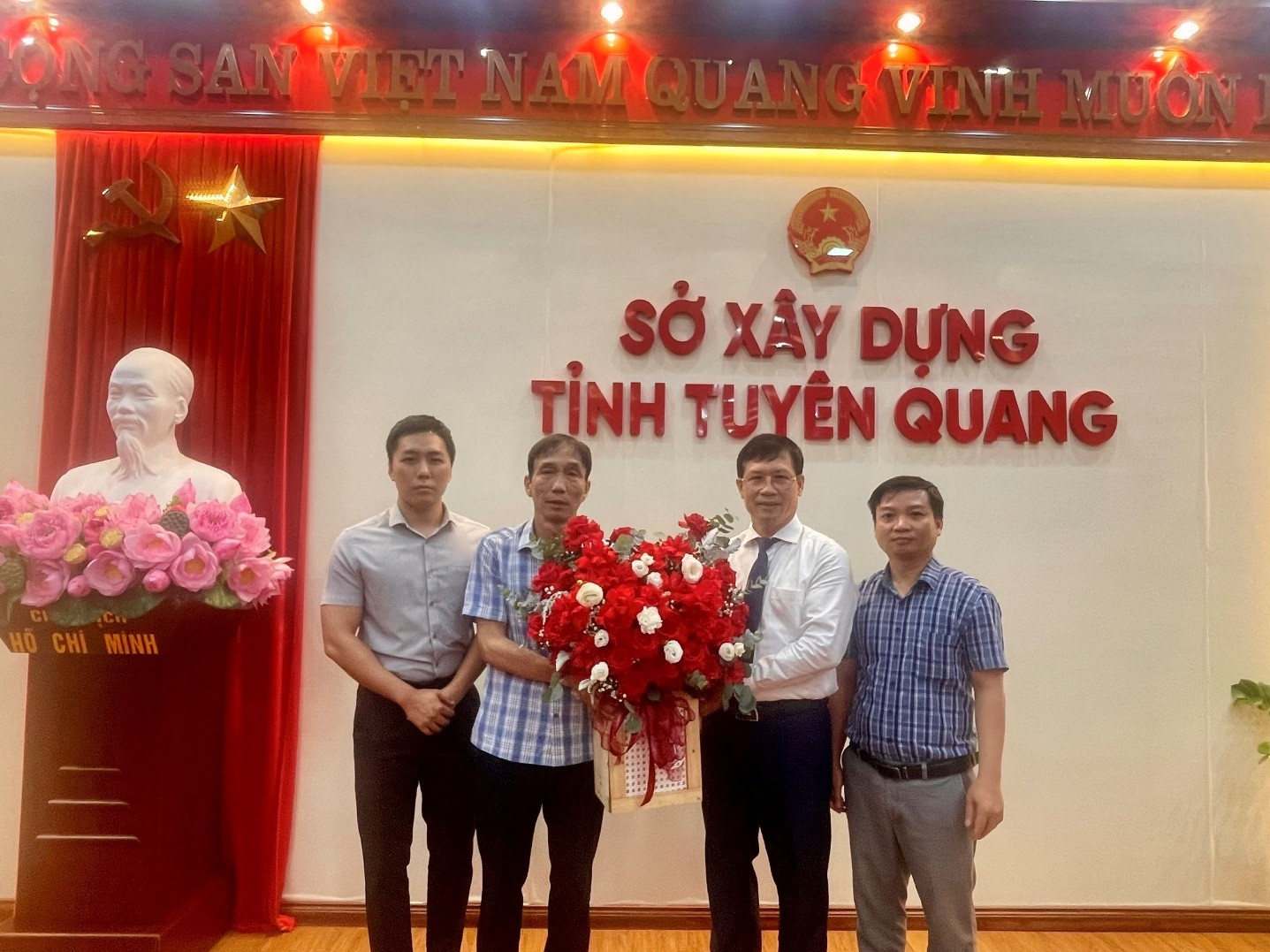 Văn phòng Sở tặng hoa và chụp ảnh lưu niệm chúc mừng đồng chí Trần Văn Sang
