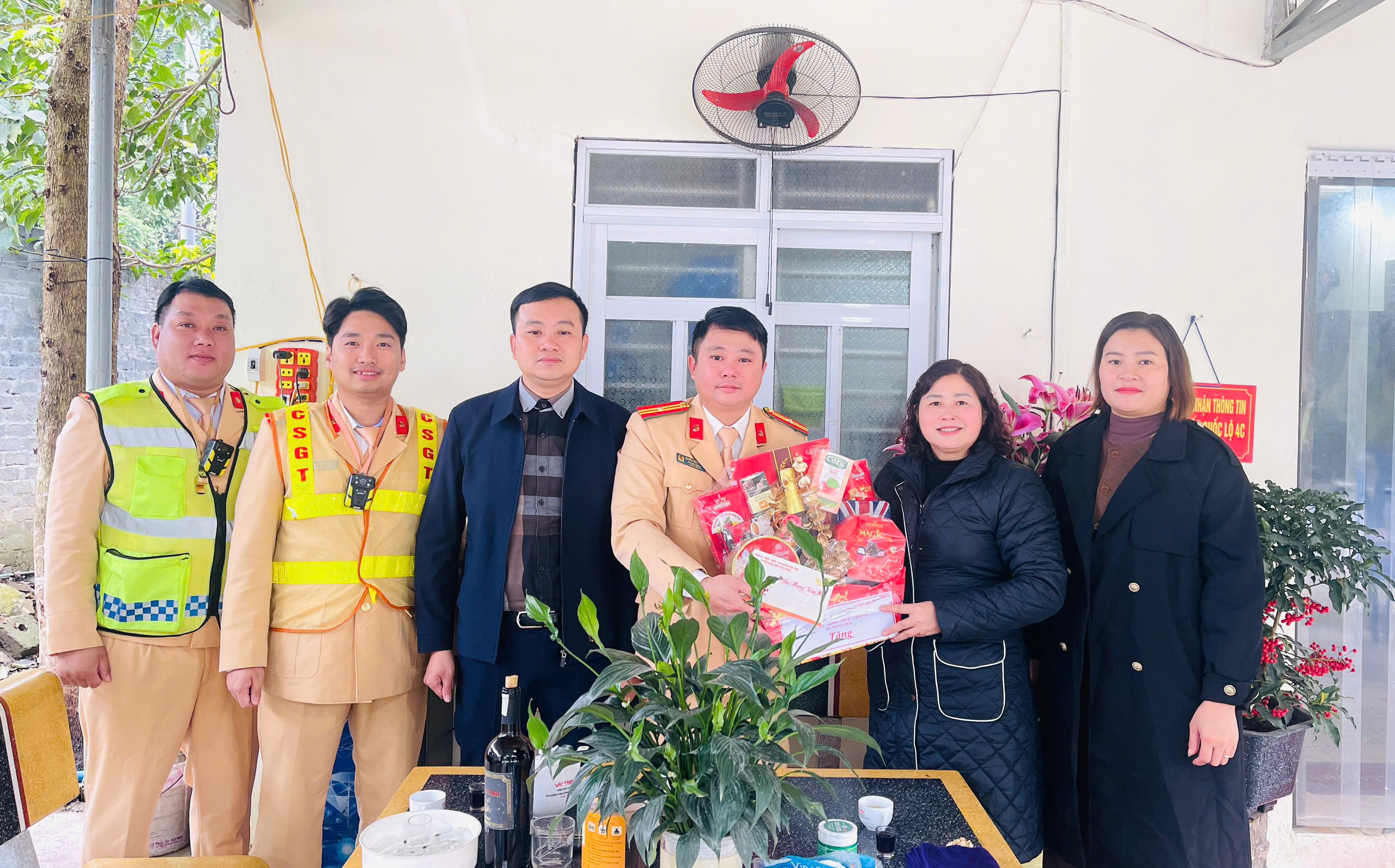 Các đồng chí lãnh đạo xã thăm, tặng quà các đơn vị trực Tết