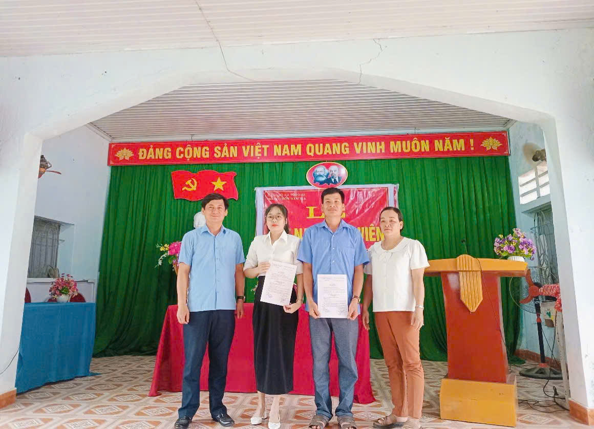 Chi bộ thôn Nà Phày, Nậm Rịa, Tát Kà tổ chức Lễ kết nạp Đảng viên mới cho quần chúng ưu tú