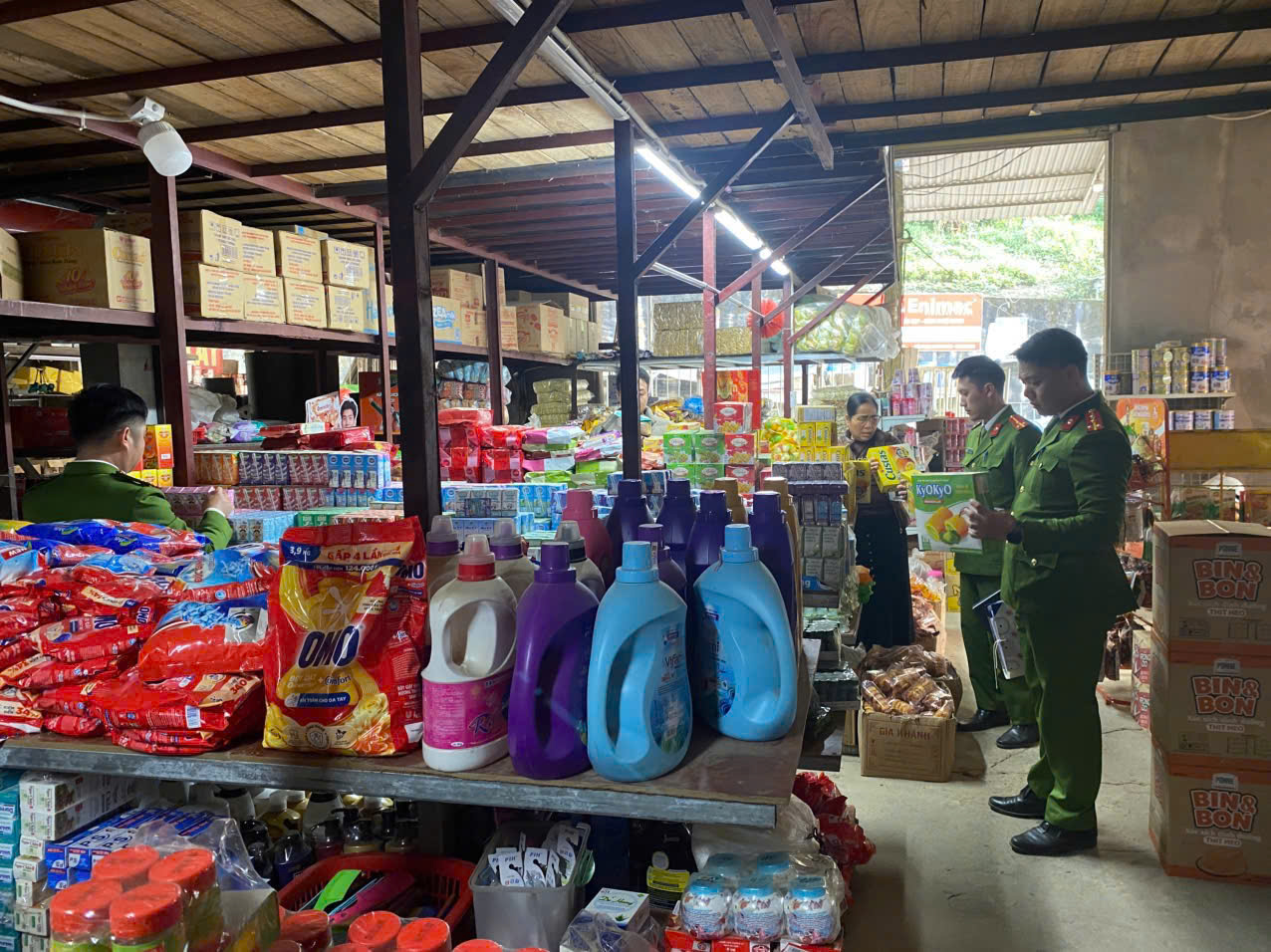 CÔNG AN XÃ YÊN CƯỜNG TĂNG CƯỜNG KIỂM TRA HÀNG HÓA PHỤC VỤ TẾT BÍNH NGỌ 2026