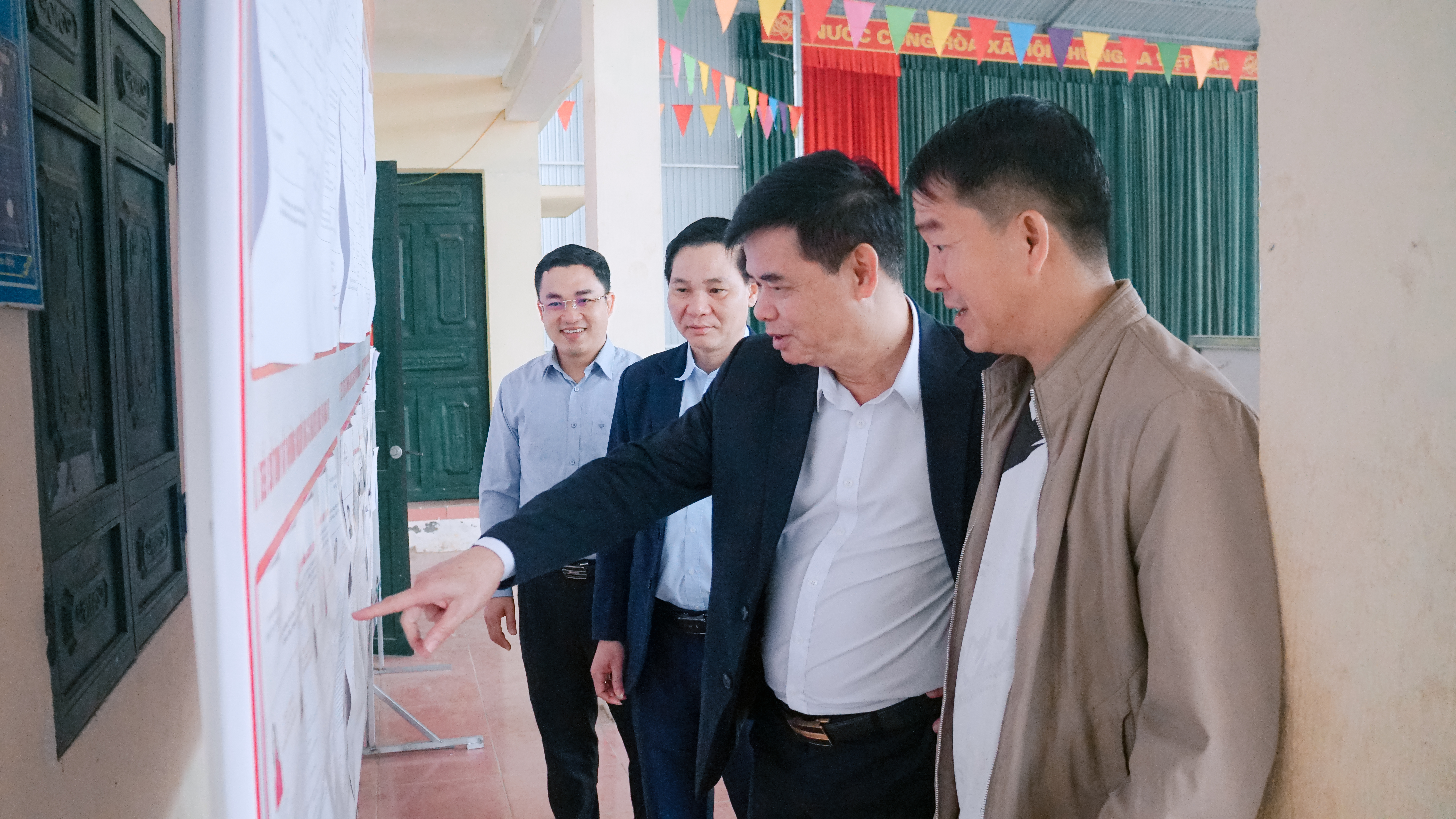 Ban bầu cử HĐND số 08 kiểm tra công tác chuẩn bị bầu cử tại xã Xuân Giang