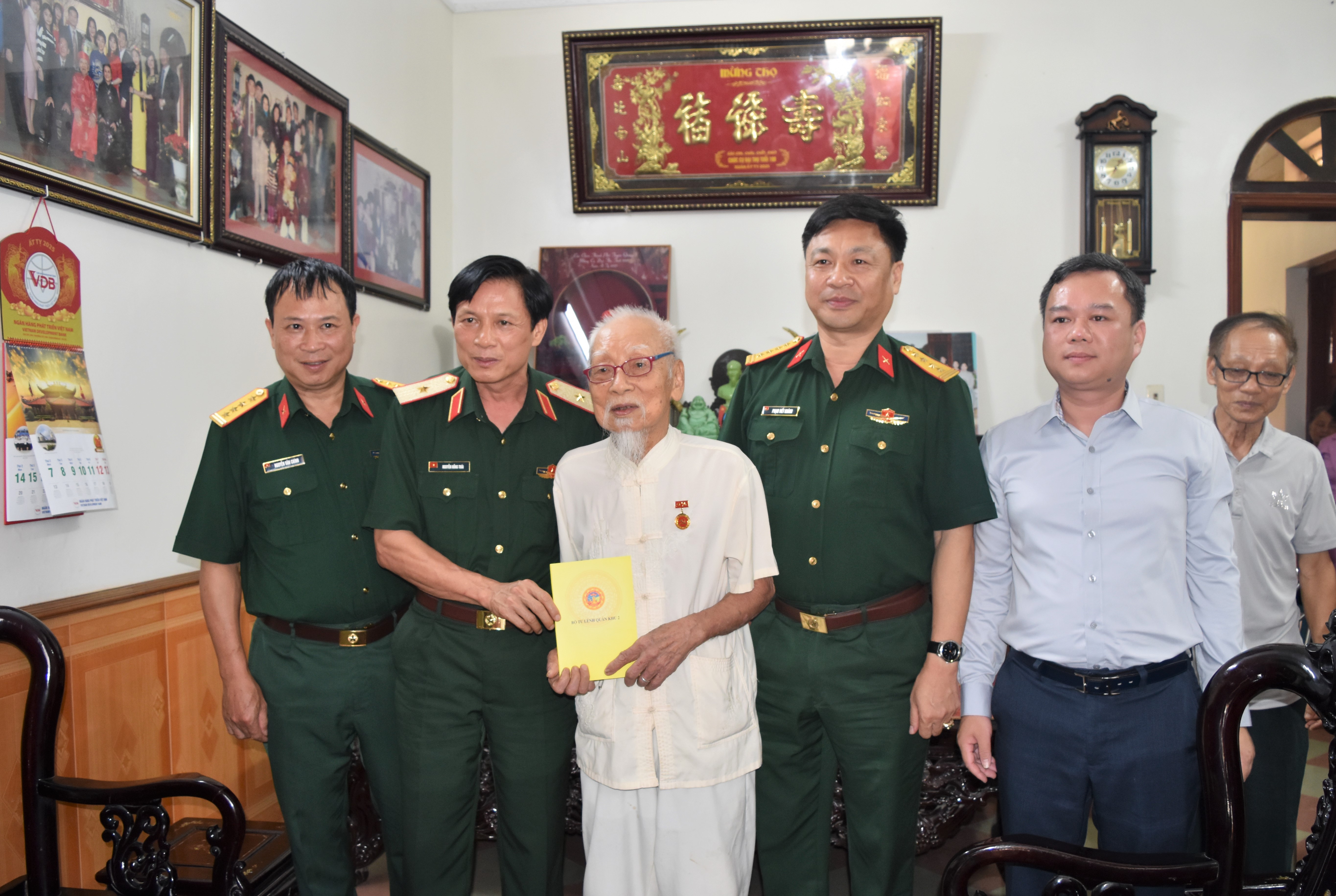 Bộ Tư lệnh Quân khu 2 thăm, tặng quà cán bộ tiền khởi nghĩa