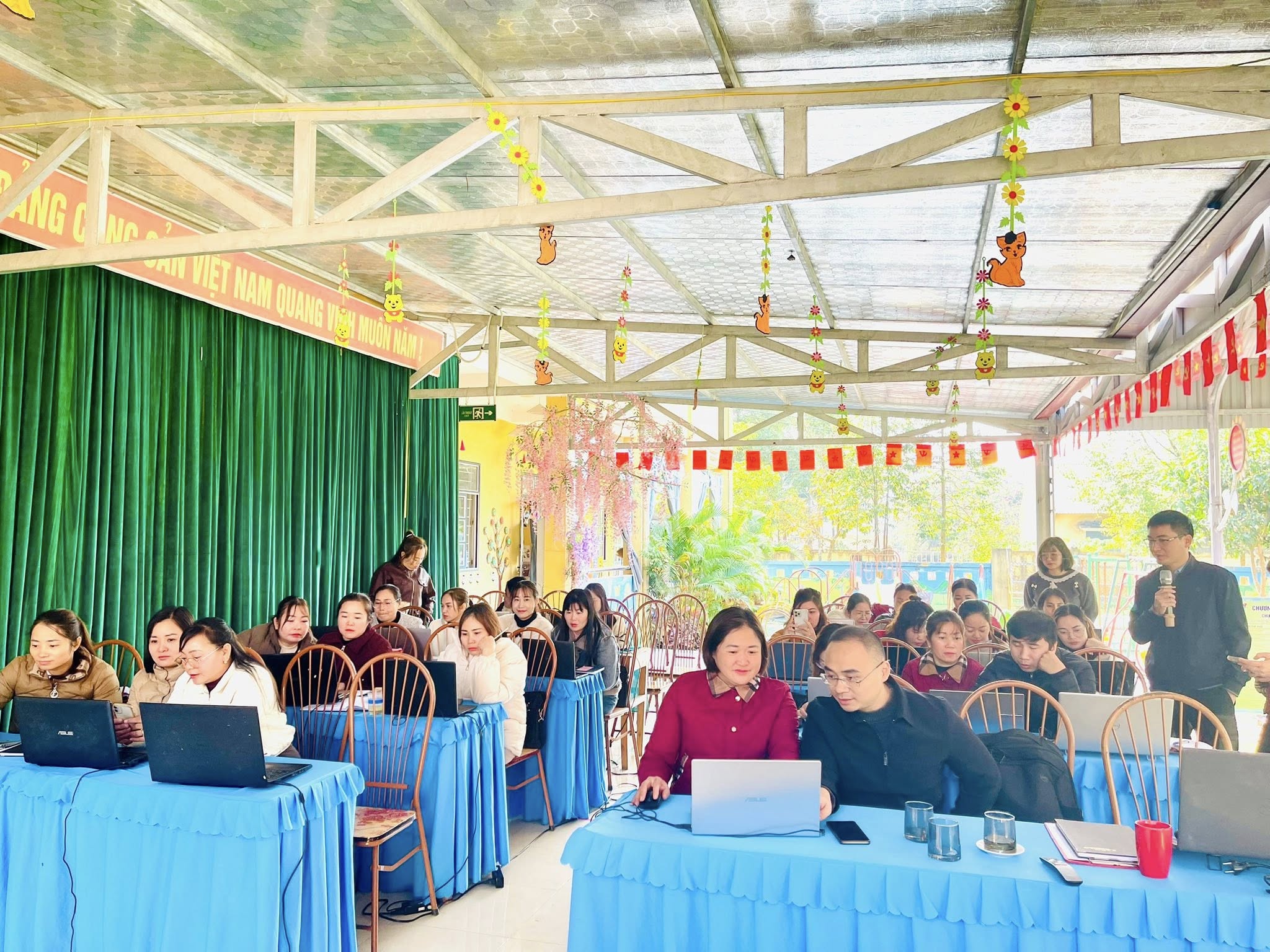 Bồi dưỡng kỹ năng chuyển đổi số, ứng dụng công nghệ thông tin cho giáo viên Trường Mầm non Kim Quan