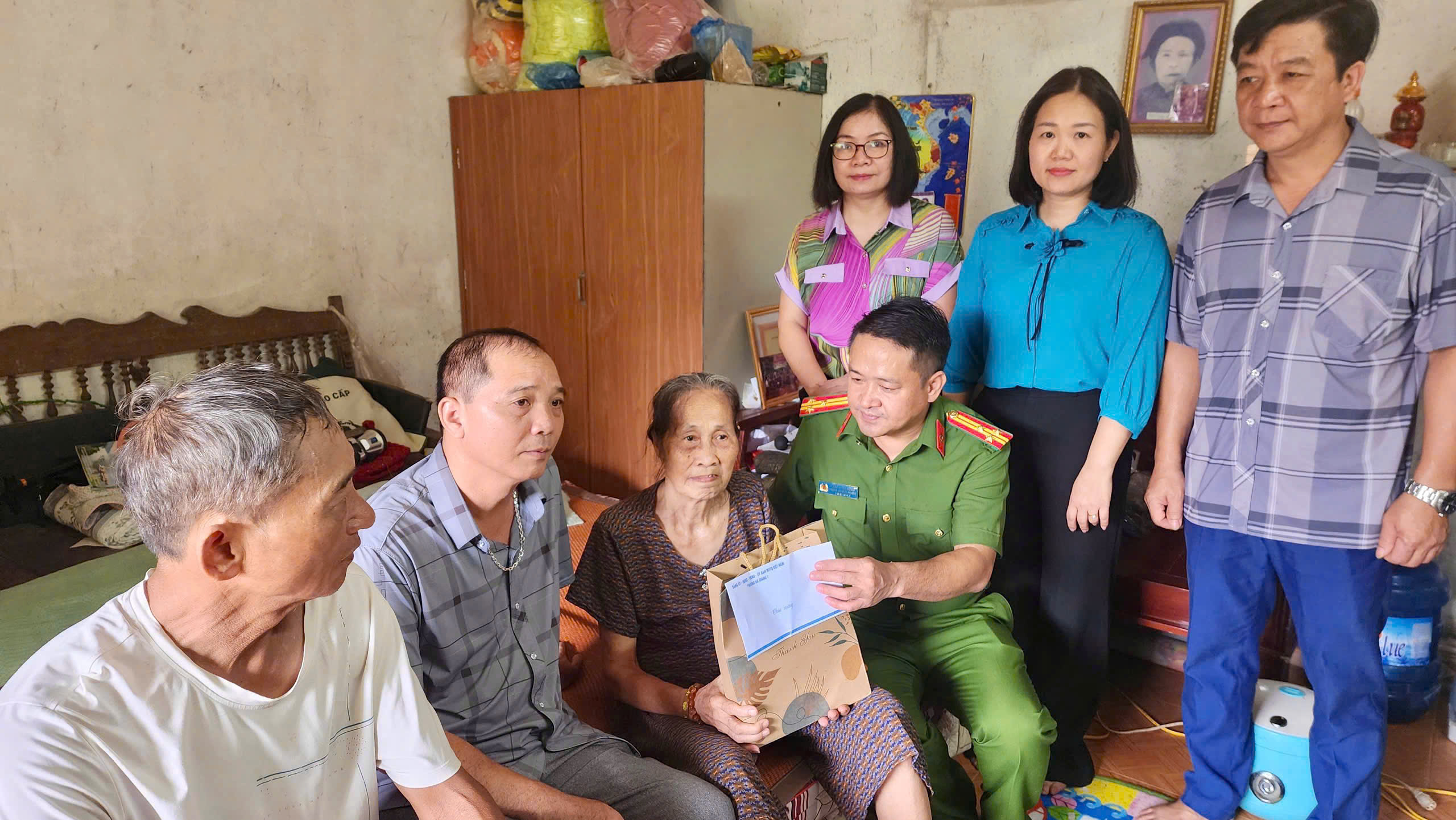 CÁC ĐỒNG CHÍ LÃNH ĐẠO PHƯỜNG HÀ GIANG 1 THĂM, TẶNG QUÀ NGƯỜI CAO TUỔI TRÊN ĐỊA BÀN
