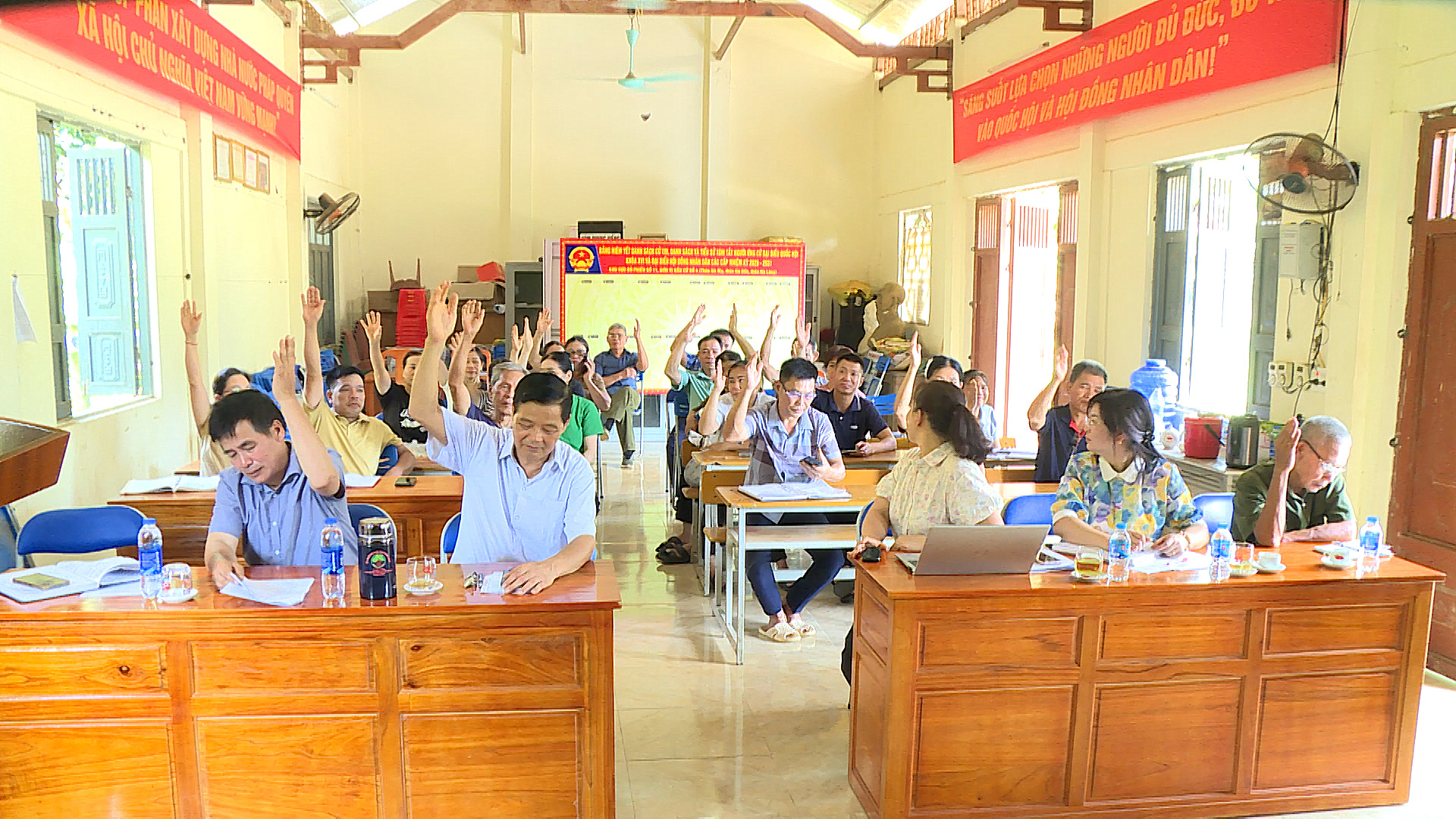 Đồng chí Phó Bí thư Thường trực Đảng uỷ xã dự hội nghị lấy ý kiến Nhân dân về sắp xếp thôn trên địa bàn xã Nà Hang năm 2026 tại thôn Nà Đồn
