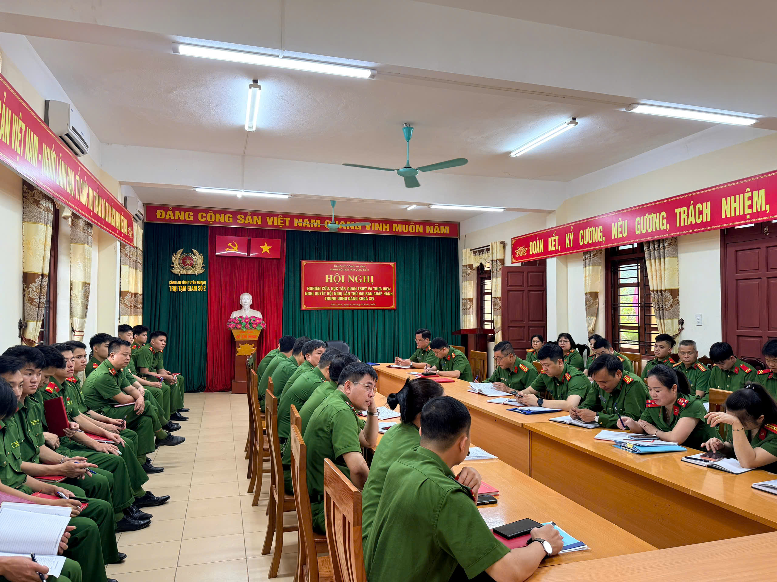 TRẠI TẠM GIAM SỐ 2 TỔ CHỨ HỘI NGHỊ NGHIÊN CỨU, QUÁN TRIỆT NGHỊ QUYẾT HỘI NGHỊ LẦN THỨ HAI BAN CHẤP HÀNH TRUNG ƯƠNG ĐẢNG KHÓA XIV