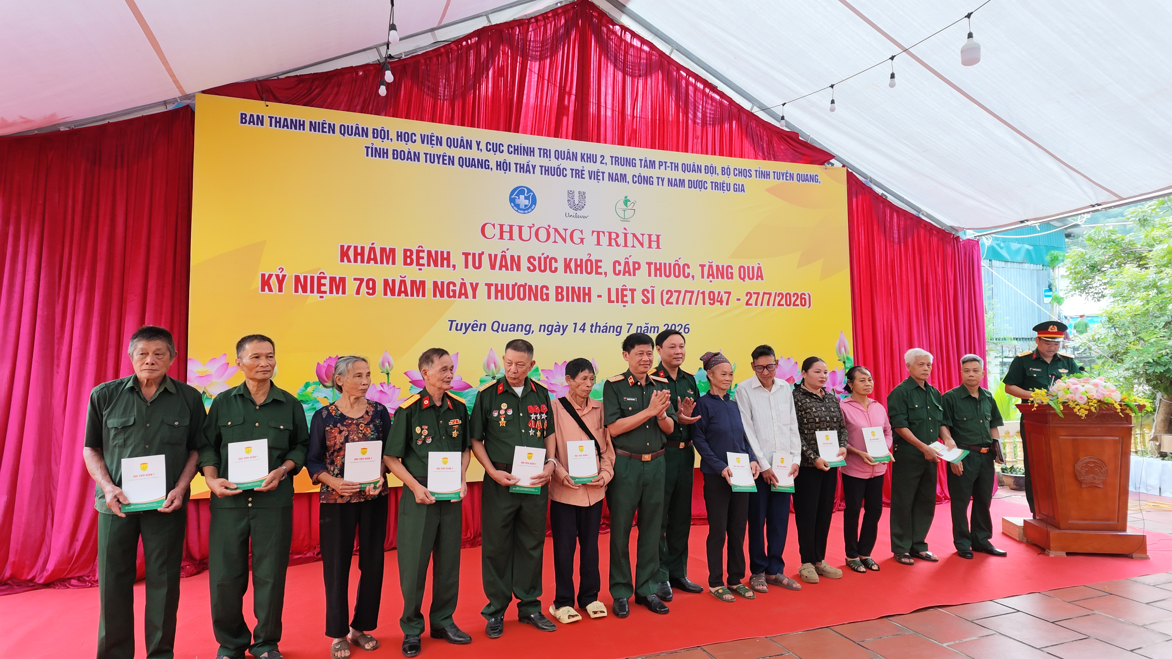 Kh&aacute;m bệnh 4.JPG