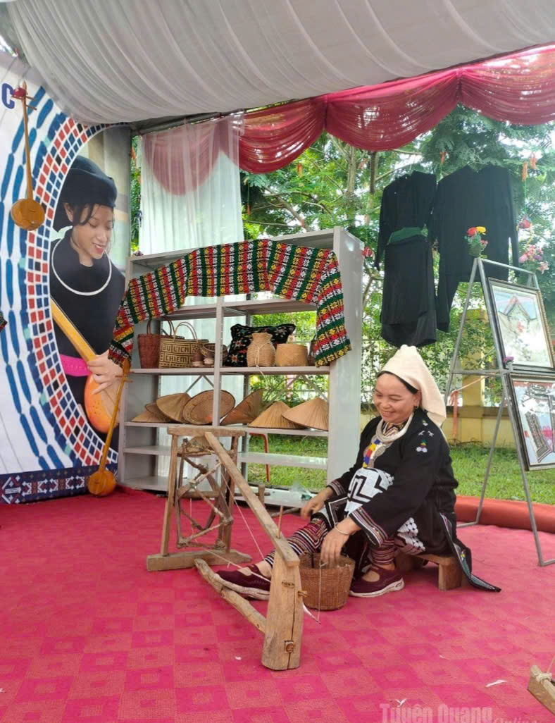 Người phụ nữ Dao tiền nhuộm chàm vào Xuân