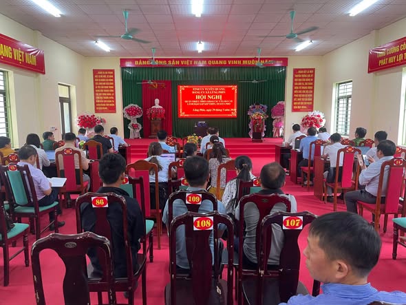 Hội nghị quán triệt, triển khai các văn bản của Trung ương, Tỉnh, Đảng ủy về sắp xếp thôn, tổ dân phố