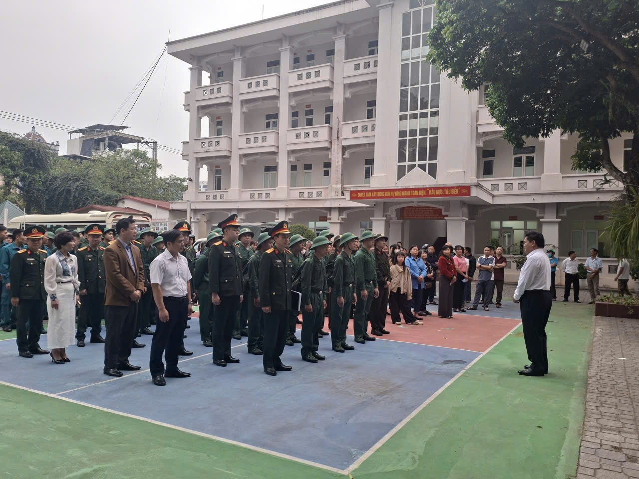 Bí thư Đảng ủy – Chủ tịch HĐND phường Hà Giang 2, Vàng Seo Cón động viên các tân binh trước khi lên đường nhập ngũ