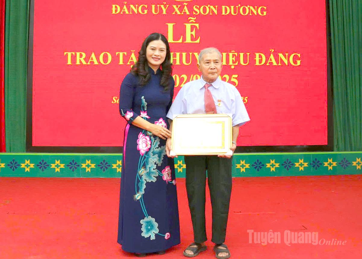 Phó Chủ tịch UBND tỉnh Vương Ngọc Hà dự Lễ trao tặng Huy hiệu Đảng cho các đảng viên Đảng ủy xã Sơn Dương 