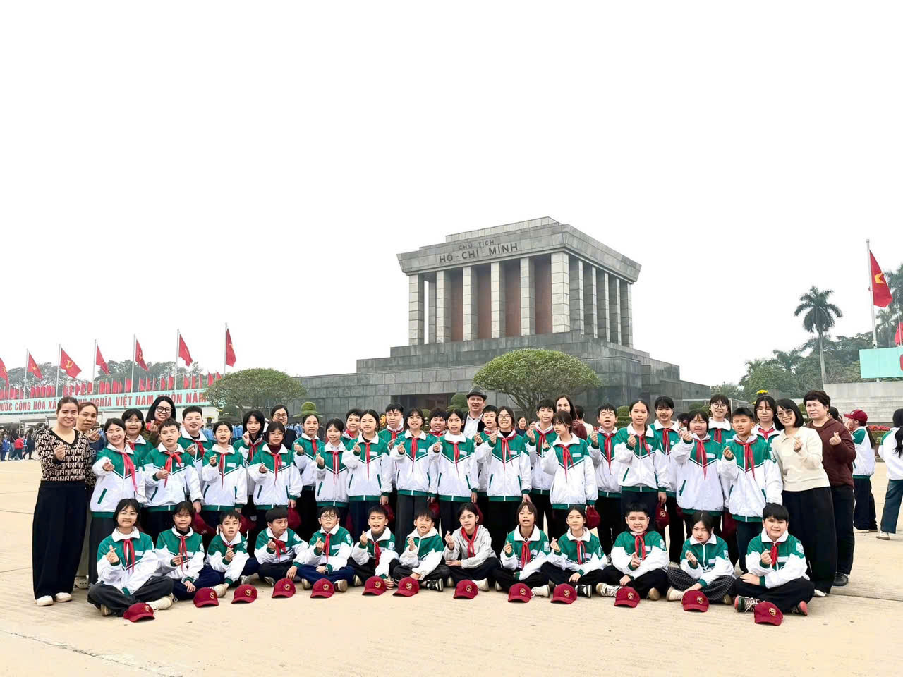 Trường THCS Lê Lợi: Hành trình về nguồn và lời hứa trước thềm Đại hội Đảng lần thứ XIV Hà Nội.