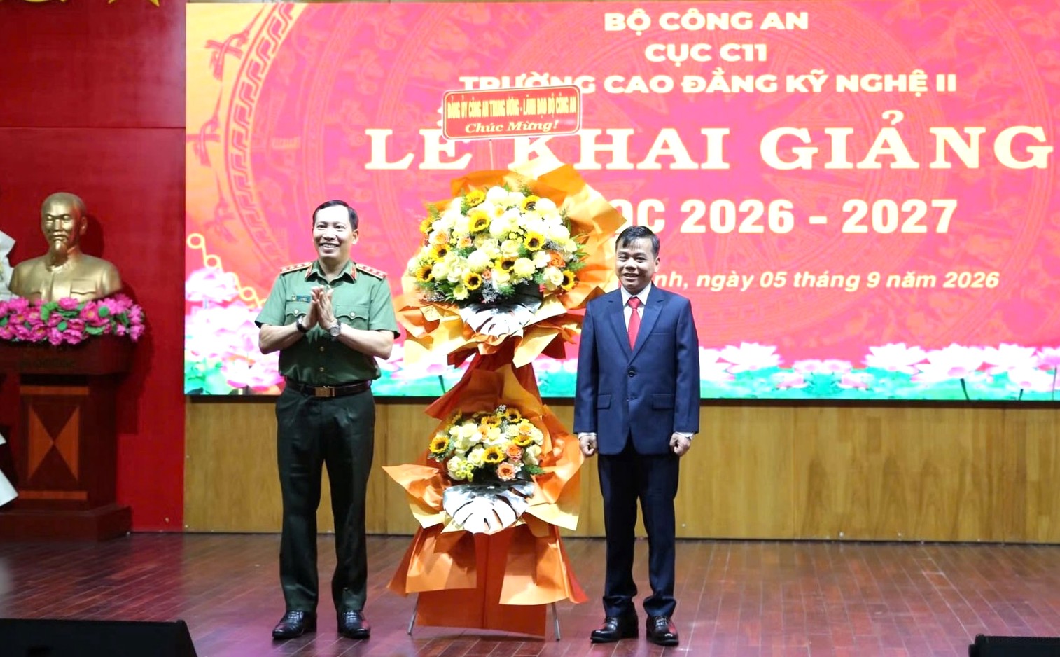 THỨ TRƯỞNG LÊ VĂN TUYẾN DỰ LỄ KHAI GIẢNG NĂM HỌC 2026 - 2027 CỦA TRƯỜNG CAO ĐẲNG KỸ NGHỆ II