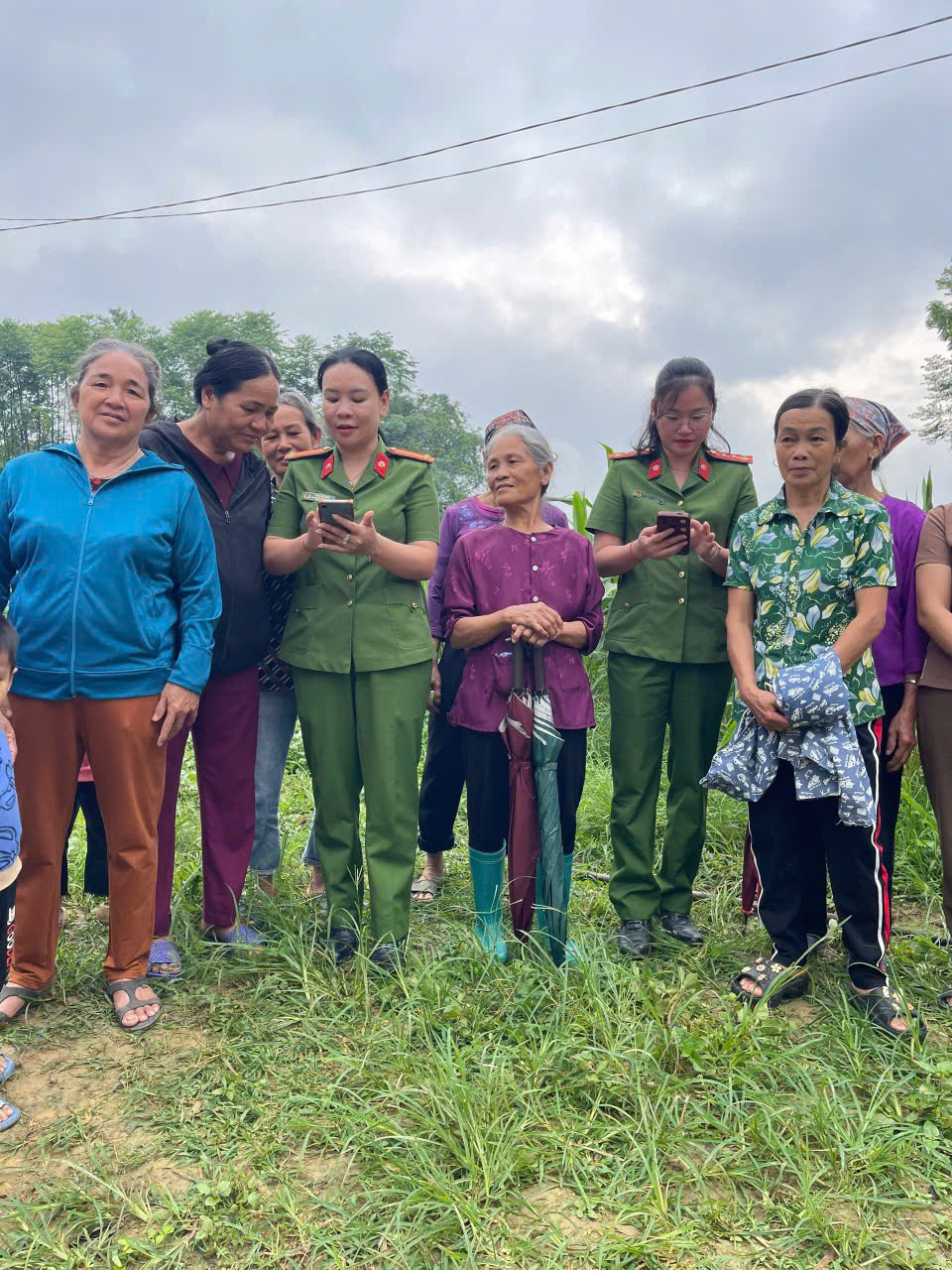 CÔNG AN XÃ BẰNG HÀNH TÍCH CỰC TUYÊN TRUYỀN, HỖ TRỢ NGƯỜI DÂN KÍCH HOẠT ĐỊNH DANH ĐIỆN TỬ