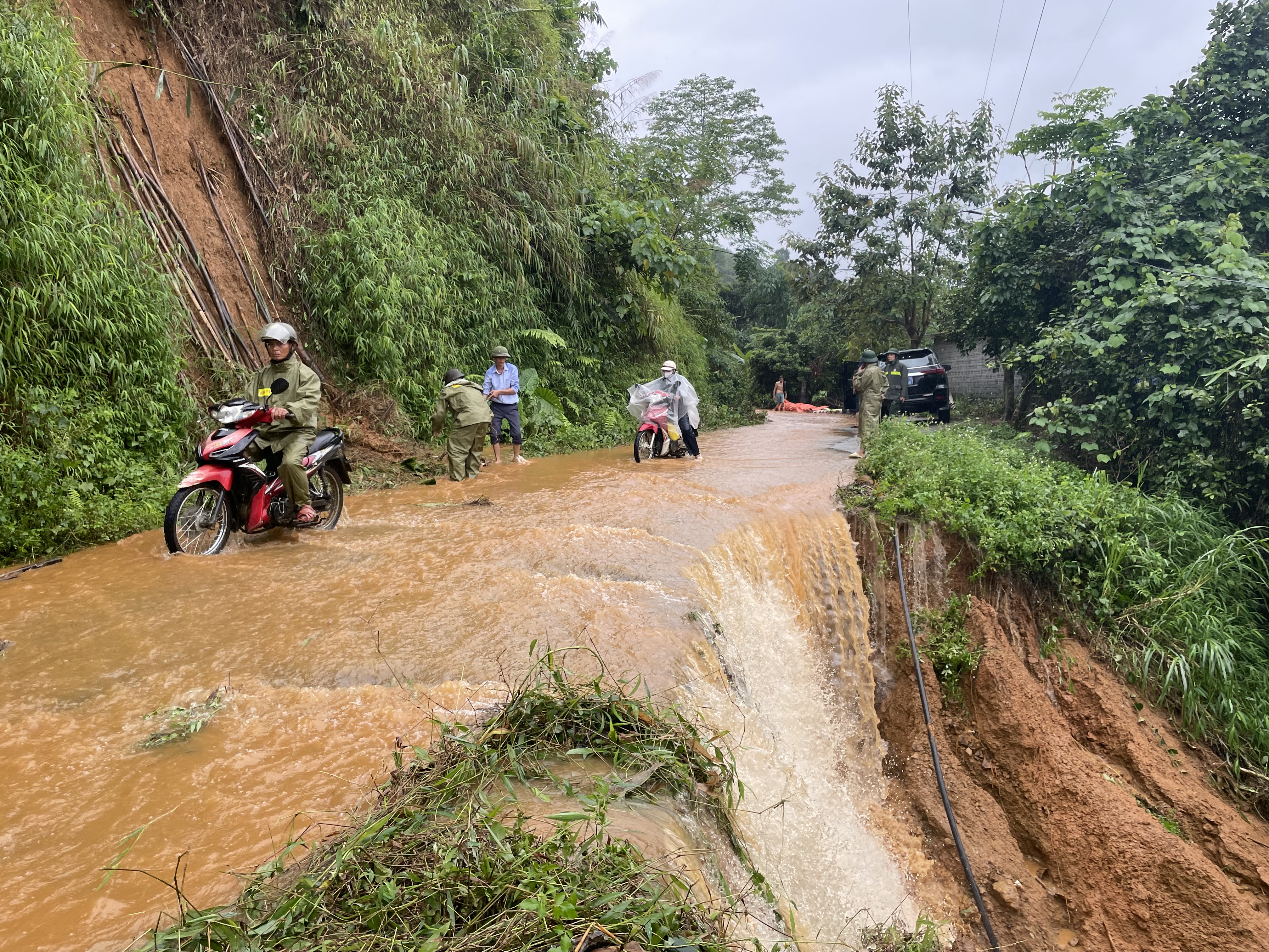 Bí thư Đảng ủy xã Linh Hồ kiểm tra tình hình thiệt hại sau thiên tai 