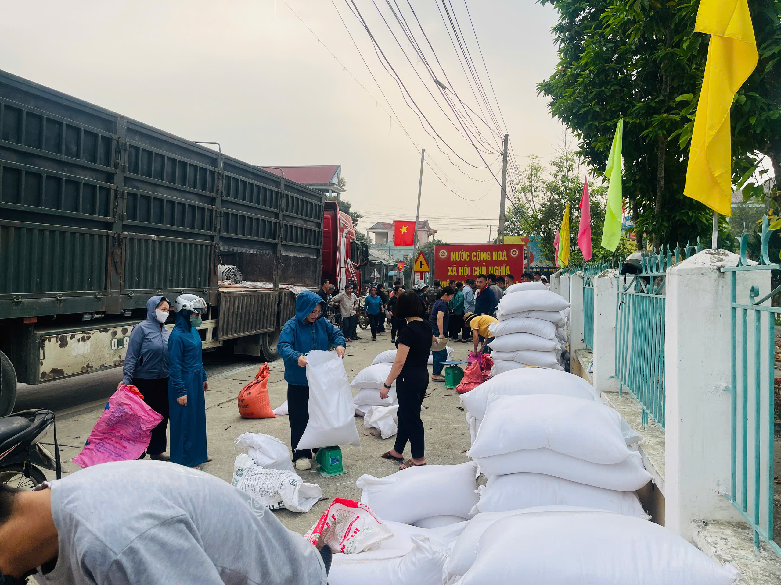 XÃ TÂN AN CẤP PHÁT GẠO HỖ TRỢ CHO HỌC SINH BÁN TRÚ VÙNG ĐỒNG BÀO DÂN TỘC THIỂU SỐ VÀ MIỀN NÚI TRÊN ĐỊA BÀN XÃ