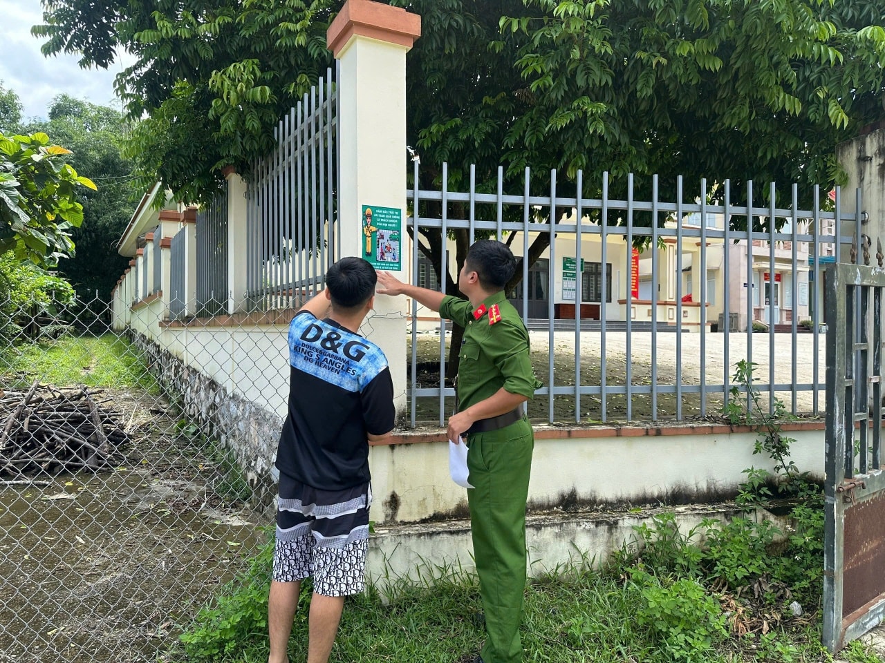 Công an xã Tân Mỹ tuyên truyền, ký cam kết “Đã uống rượu bia - không lái xe”