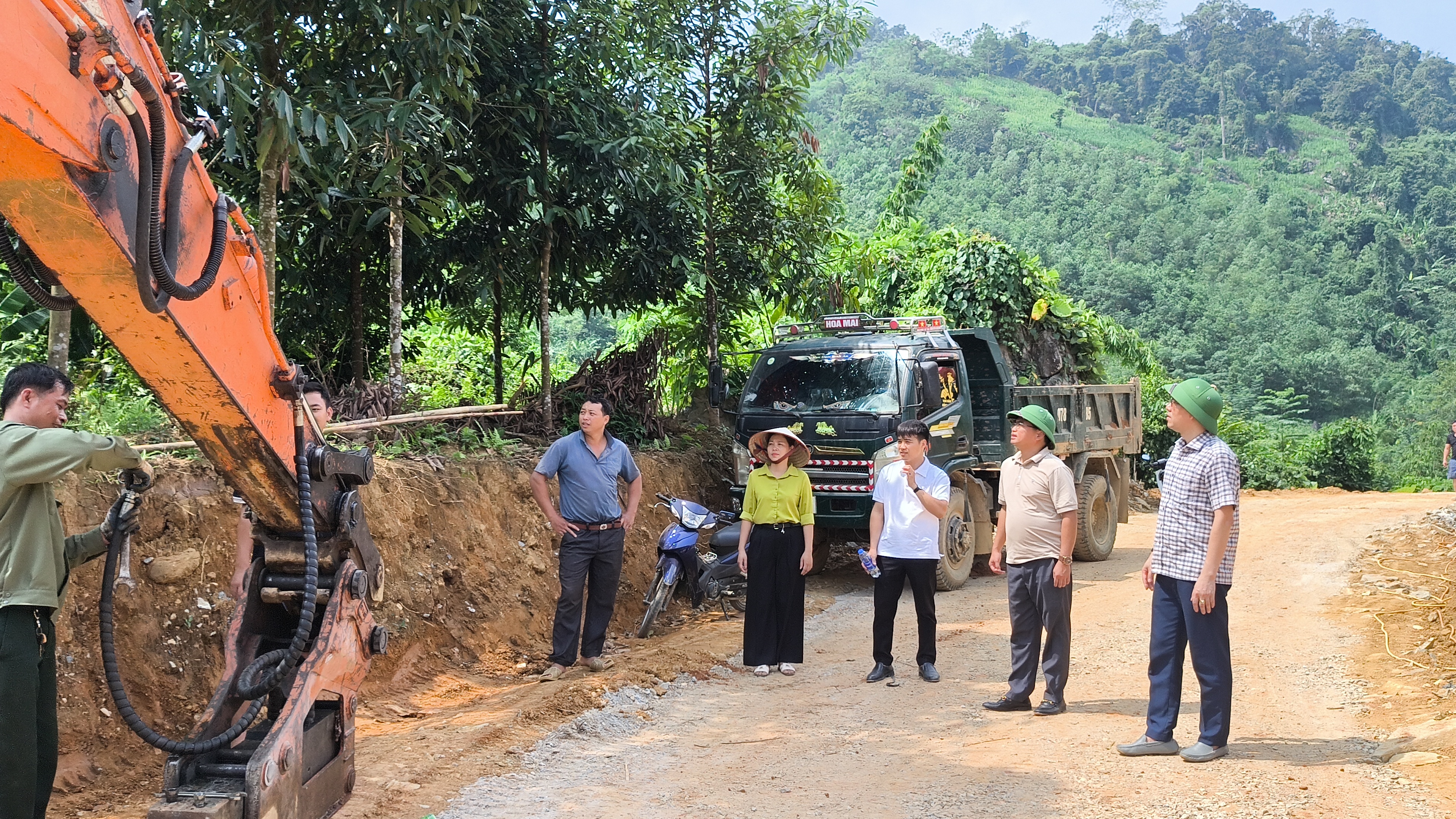 Đ/c Bí thư Đảng ủy, Chủ tịch HĐND xã Trung Hà kiểm tra công tác chuẩn bị cho Lễ hội Cốm năm 2026 và các công trình trọng điểm trên địa bàn xã.
