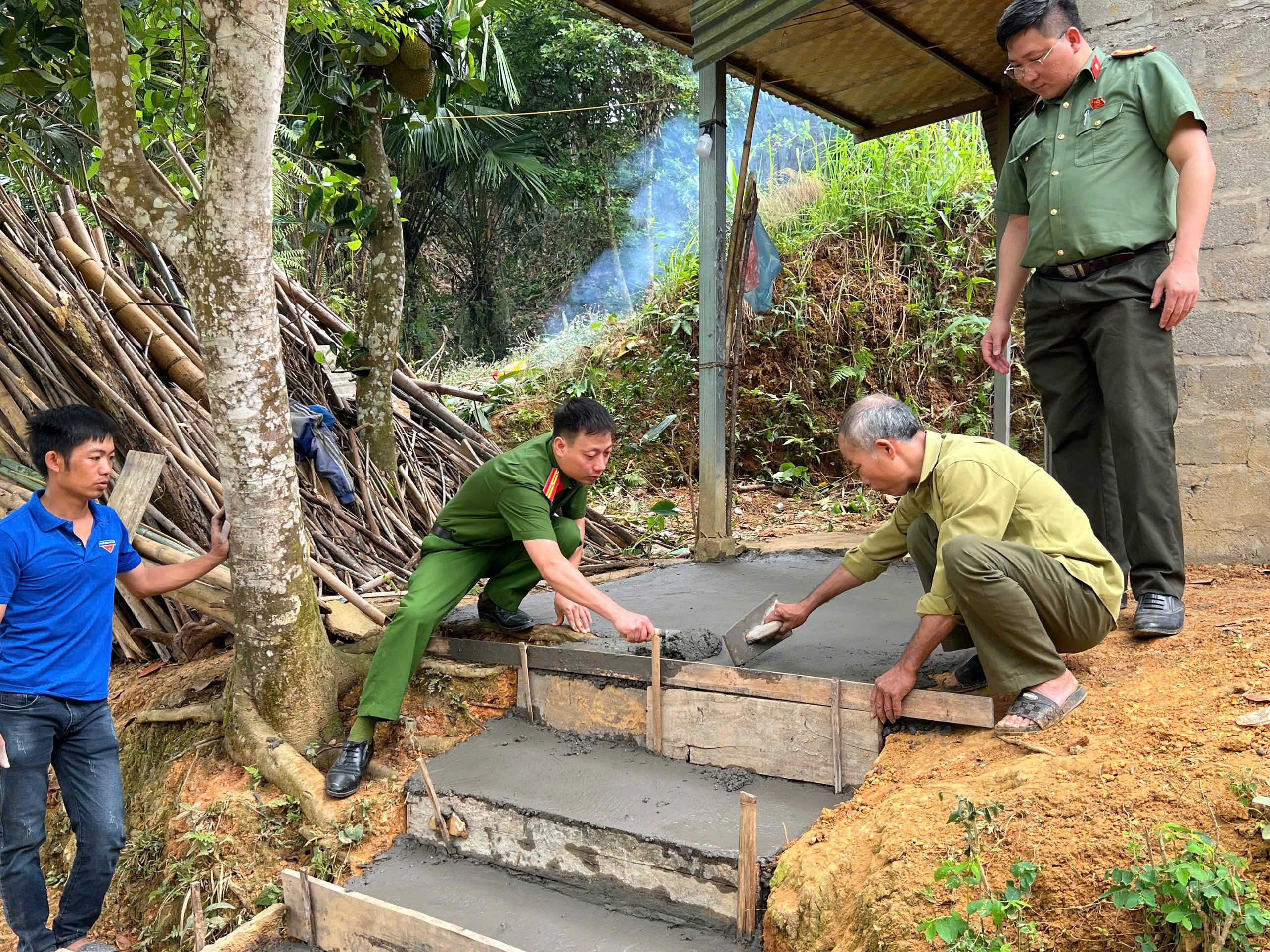 CÔNG AN XÃ XUÂN VÂN TIẾP SỨC SỬA CHỮA NHÀ Ở CHO HỘ NGHÈO