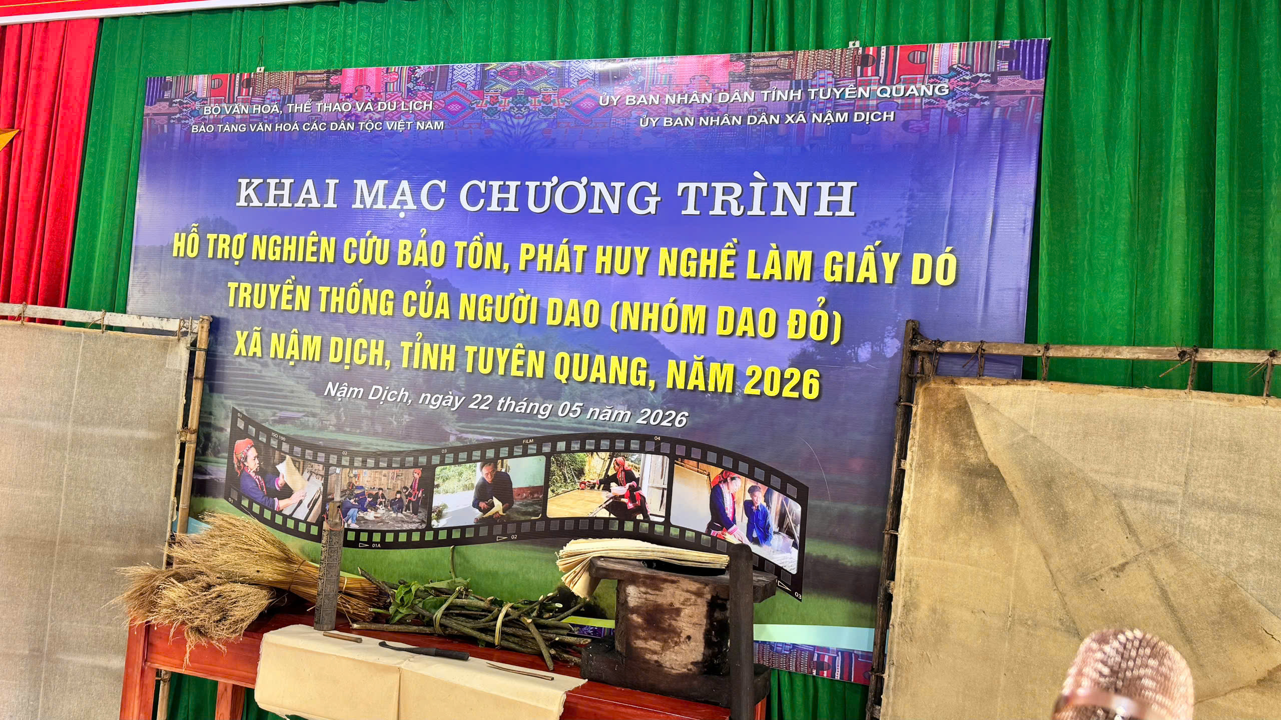 KHAI MẠC CHƯƠNG TRÌNH HỖ TRỢ NGHIÊN CỨU, BẢO TỒN VÀ PHÁT HUY NGHỀ LÀM GIẤY DÓ TRUYỀN THỐNG CỦA NGƯỜI DAO ĐỎ XÃ NẬM DỊCH
