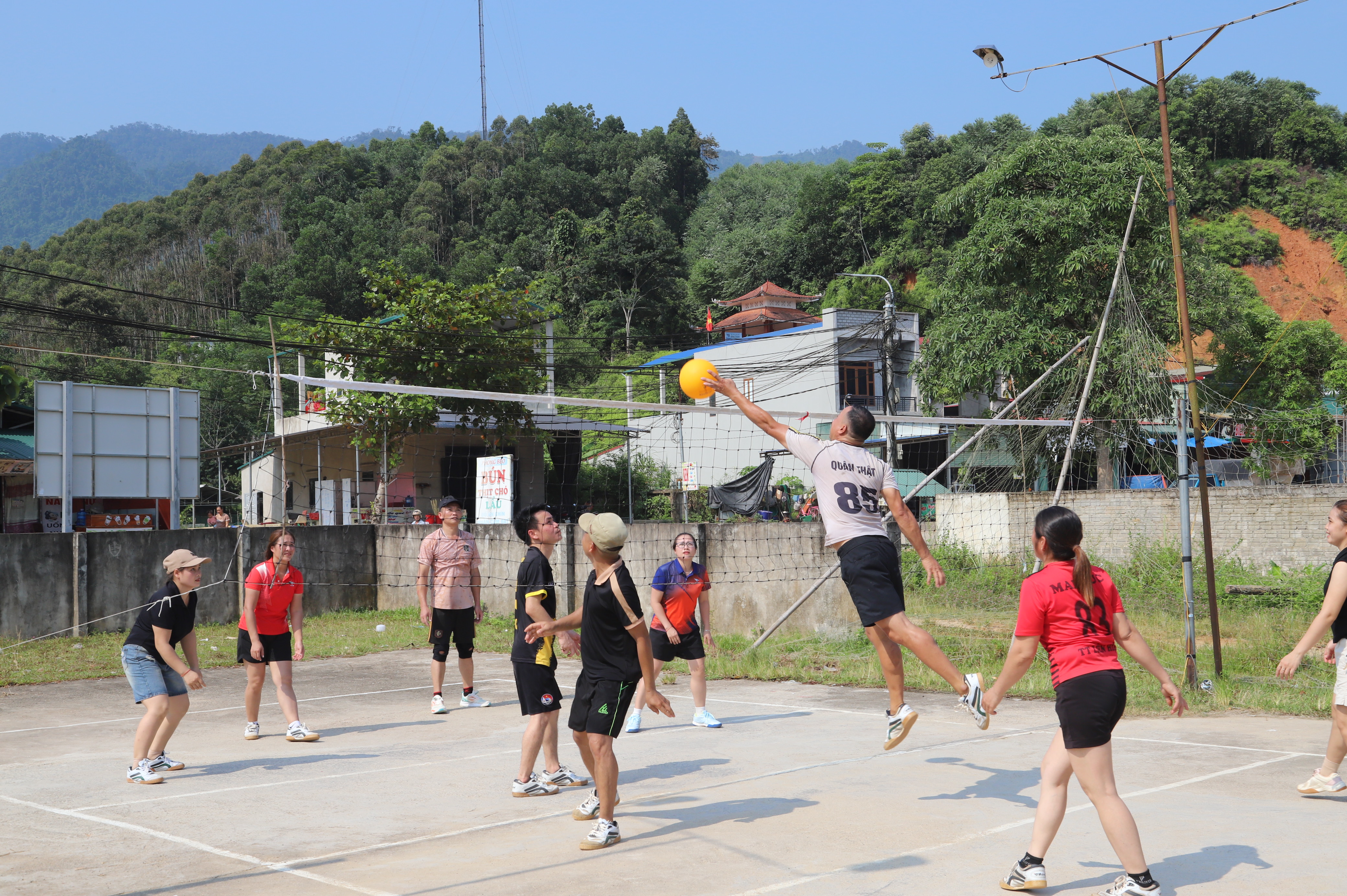 Xã Liên Hiệp sôi nổi giao lưu bóng chuyền hơi hưởng ứng Ngày hội Toàn dân bảo vệ an ninh Tổ quốc