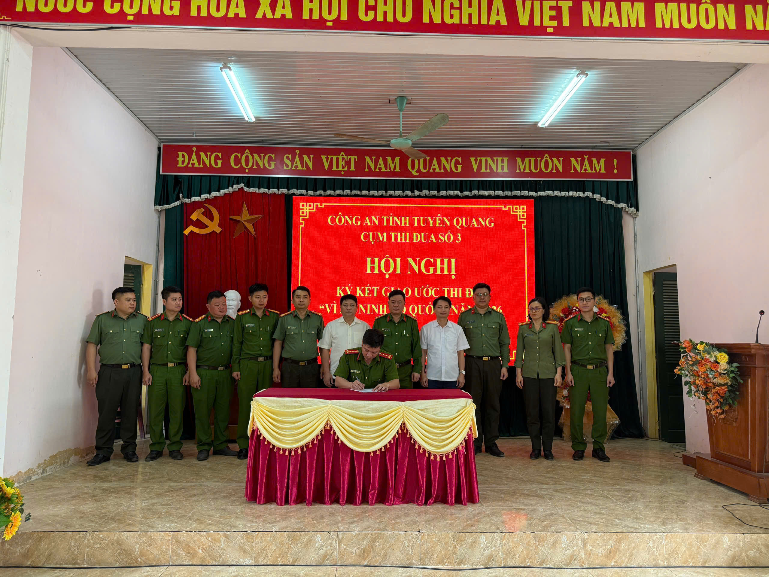 CÔNG AN XÃ TRI PHÚ- CỤM TRƯỞNG CỤM THI ĐUA SỐ 3 - TỔ CHỨC THÀNH CÔNG HỘI NGHỊ KÝ KẾT GIAO ƯỚC THI ĐUA "VÌ AN NINH TỔ QUỐC" NĂM 2026