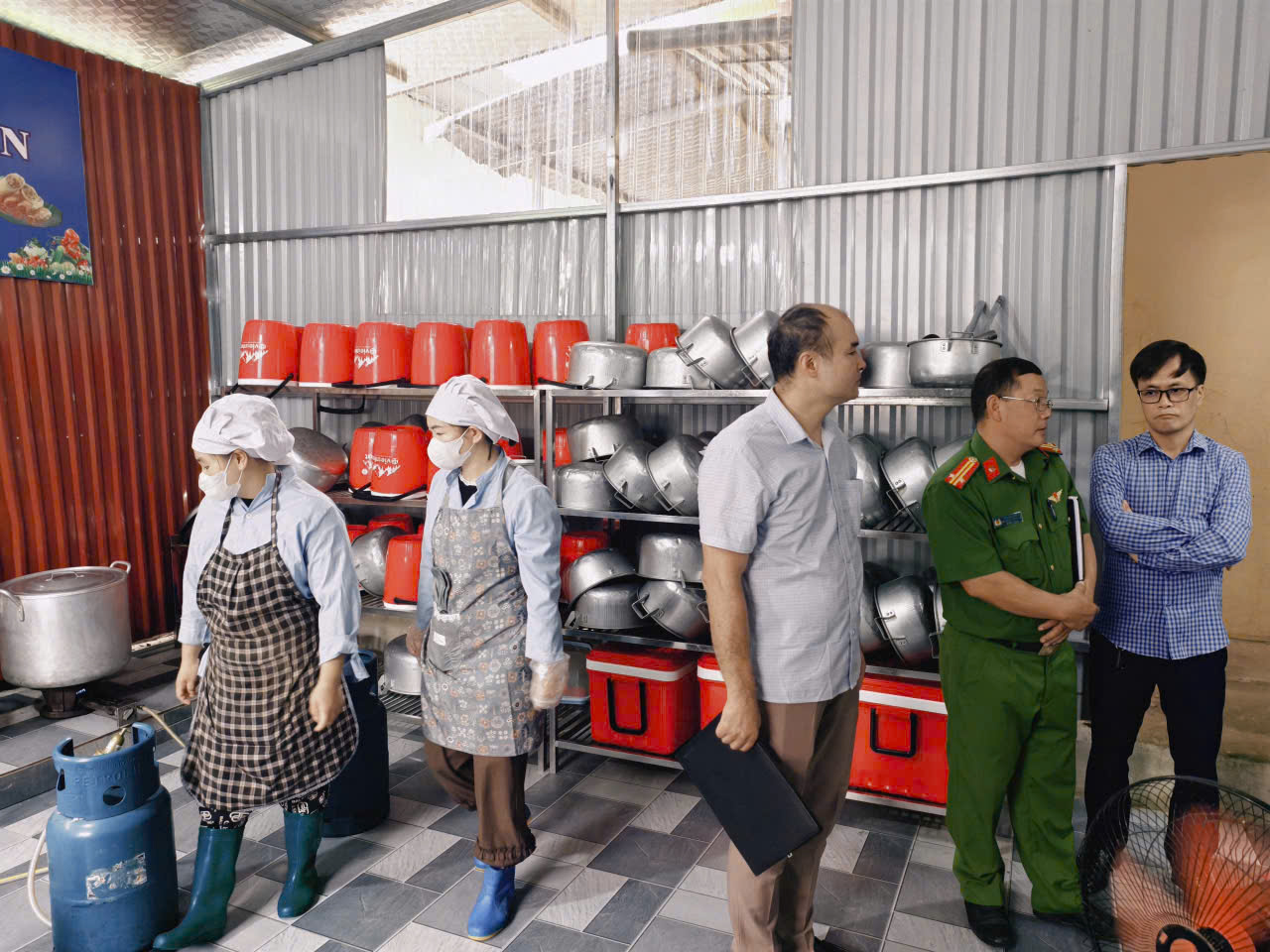 XÃ CÁN TỶ KIỂM TRA CÔNG TÁC BẢO ĐẢM AN TOÀN THỰC PHẨM TẠI CÁC BẾP ĂN TẬP THỂ TRƯỜNG HỌC
