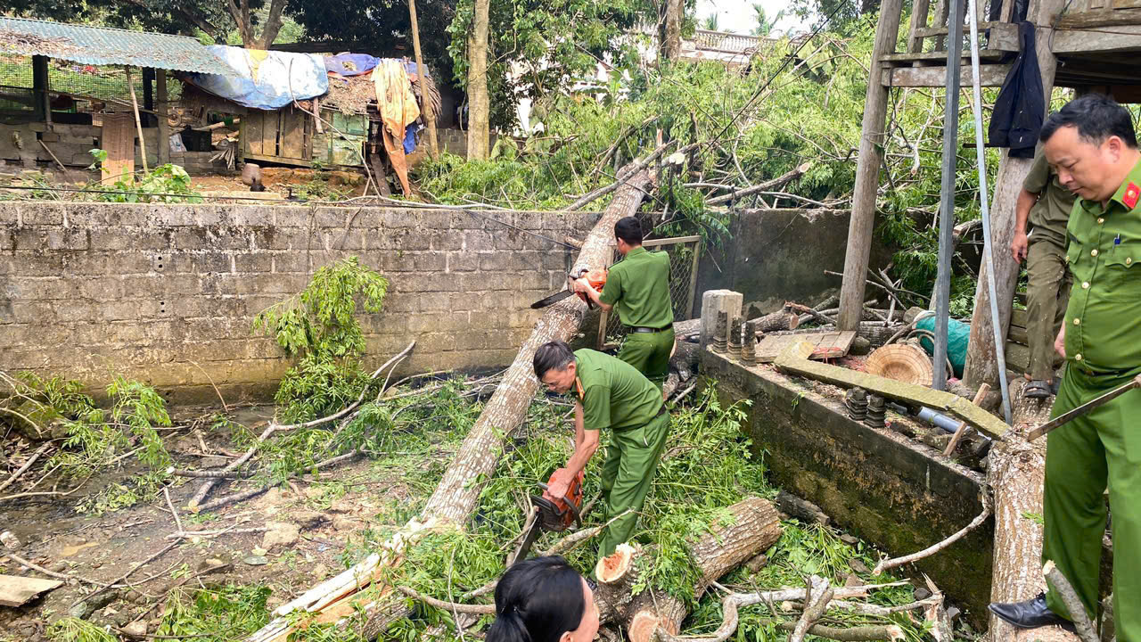 CÓ MẶT GIỮA KHÓ KHĂN – CÔNG AN XÃ BẰNG HÀNH CHUNG TAY HỖ TRỢ NGƯỜI DÂN KHẮC PHỤC HẬU QUẢ THIÊN TAI