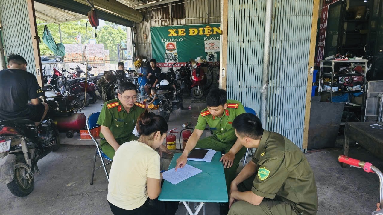 CÔNG AN XÃ TRƯỜNG SINH TỔ CHỨC TUYÊN TRUYỀN, HƯỚNG DẪN, KIỂM TRA AN TOÀN PHÒNG CHÁY, CHỮA CHÁY VÀ CỨU NẠN, CỨU HỘ ĐỐI VỚI CÁC CƠ SỞ KINH DOANH, SỬA CHỮA XE ĐIỆN TRÊN ĐỊA BÀN