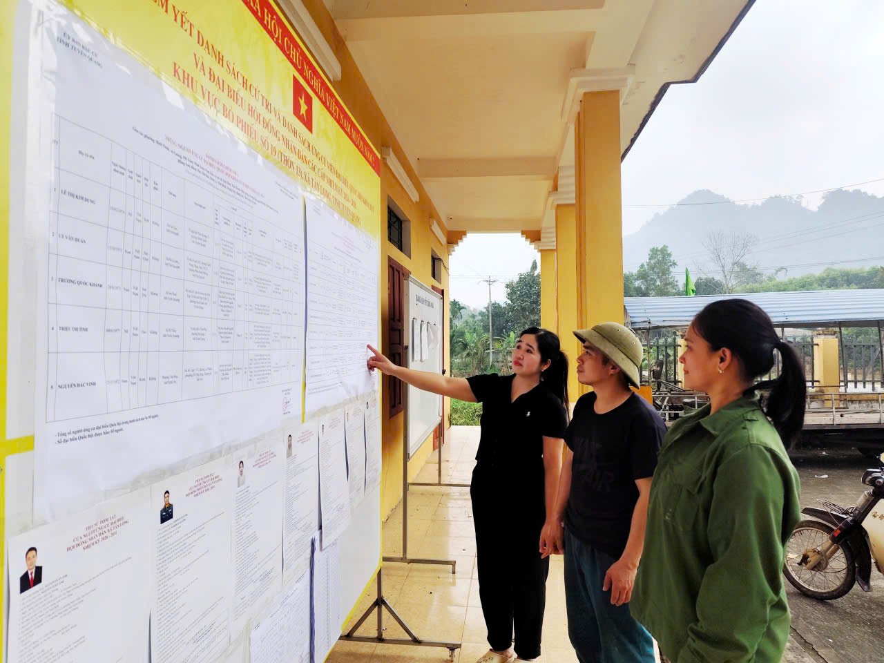 XÃ TÂN LONG HOÀN THÀNH NIÊM YẾT DANH SÁCH NGƯỜI ỨNG CỬ ĐẠI BIỂU QUỐC HỘI VÀ HĐND CÁC CẤP TẠI CÁC KHU VỰC BỎ PHIẾU