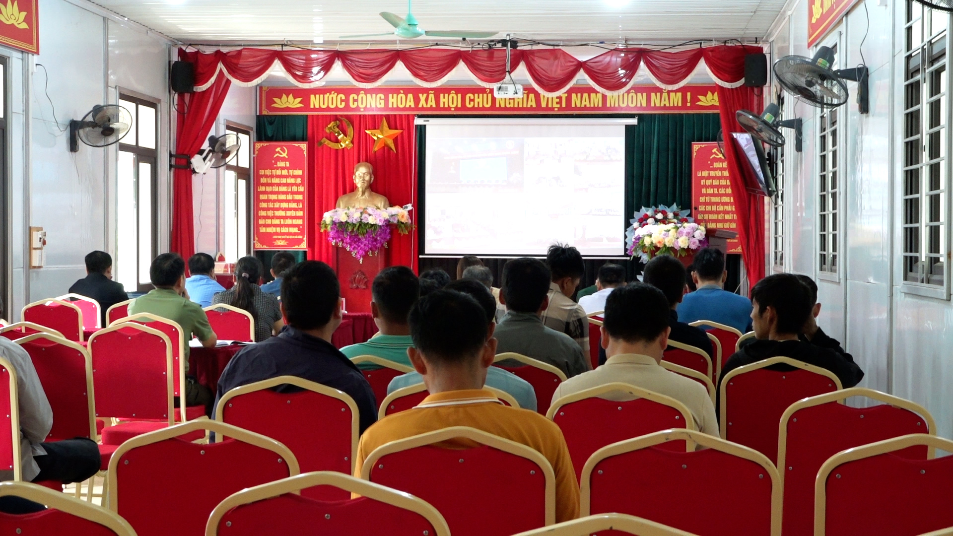 Tát Ngà tham dự Hội nghị tiếp xúc cử tri sau Kỳ họp thứ Nhất, Quốc hội khóa XVI